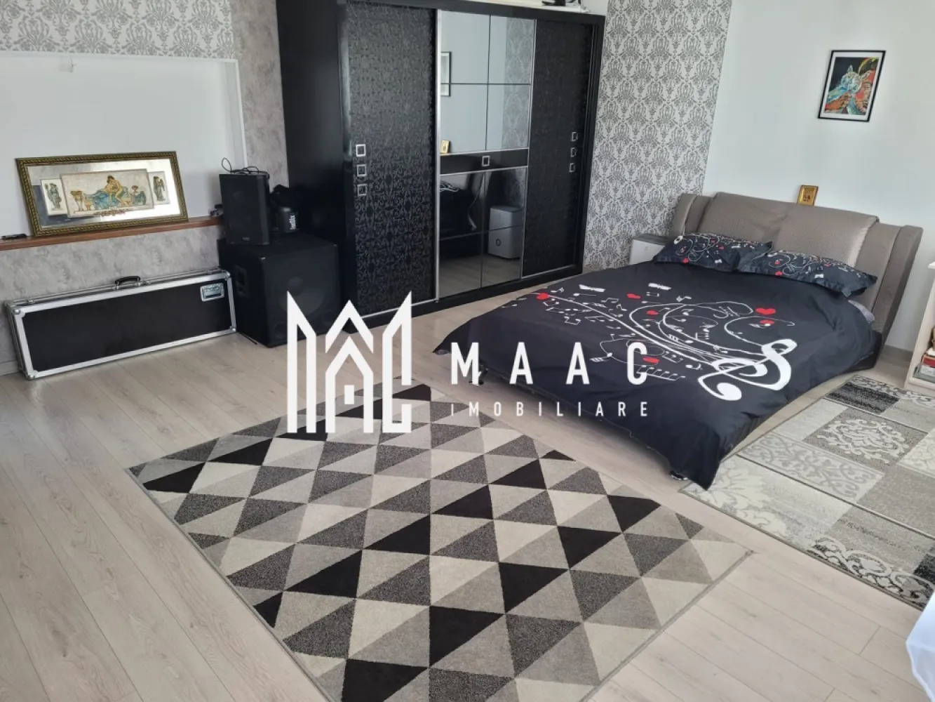 Casă 5 camere de vânzare | Arhitecților, Sibiu | 220 mp, teren 426 mp - Casă tip duplex cu 5 camere și 220 mp utili, situată în zona Arhitecților - Calea Cisnădiei din Sibiu, cu curte amenajată și acces separat pe niveluri.

Detalii proprietate:
• Suprafață utilă: 220 mp, suprafață construită: 308 mp
• Teren de 426 mp, cu curte liberă de aproximativ 350 mp
• Construcție finalizată în 2024, structură din cărămidă și acoperiș din țiglă
• Configurată pe parter, etaj și mansardă, cu intrări separate pentru parter și etaj
• Parterul include un apartament separat de 73 mp utili, iar etajul și mansarda completează zona de zi, dormitoarele și spațiile de depozitare
• 3 balcoane, filigorie/terasă, magazie generoasă și spații de depozitare tip pod
• Fațadă finalizată, izolație exterioară, curte amenajată, gard și porți montate
• Posibilitate de parcare pentru până la 4 autoturisme, plus carport pentru o mașină
• Se predă parțial mobilată, cu încălzire prin centrală termică și calorifere

Proprietatea este amplasată într-o zonă predominant de case din Arhitecților - Calea Cisnădiei, cu acces facil către magazine, stație de autobuz, grădinițe și alte puncte de interes. Deschiderea la două străzi susține accesul auto din ambele direcții.

Cod anunț CP3051805. Contactați echipa MAAC Imobiliare pentru detalii suplimentare și pentru programarea unei vizionări.