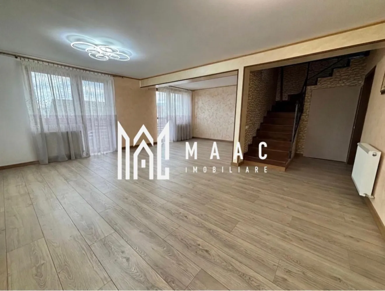 Casă 5 camere de vânzare | Arhitecților, Sibiu | 220 mp, teren 426 mp - Casă tip duplex cu 5 camere și 220 mp utili, situată în zona Arhitecților - Calea Cisnădiei din Sibiu, cu curte amenajată și acces separat pe niveluri.

Detalii proprietate:
• Suprafață utilă: 220 mp, suprafață construită: 308 mp
• Teren de 426 mp, cu curte liberă de aproximativ 350 mp
• Construcție finalizată în 2024, structură din cărămidă și acoperiș din țiglă
• Configurată pe parter, etaj și mansardă, cu intrări separate pentru parter și etaj
• Parterul include un apartament separat de 73 mp utili, iar etajul și mansarda completează zona de zi, dormitoarele și spațiile de depozitare
• 3 balcoane, filigorie/terasă, magazie generoasă și spații de depozitare tip pod
• Fațadă finalizată, izolație exterioară, curte amenajată, gard și porți montate
• Posibilitate de parcare pentru până la 4 autoturisme, plus carport pentru o mașină
• Se predă parțial mobilată, cu încălzire prin centrală termică și calorifere

Proprietatea este amplasată într-o zonă predominant de case din Arhitecților - Calea Cisnădiei, cu acces facil către magazine, stație de autobuz, grădinițe și alte puncte de interes. Deschiderea la două străzi susține accesul auto din ambele direcții.

Cod anunț CP3051805. Contactați echipa MAAC Imobiliare pentru detalii suplimentare și pentru programarea unei vizionări.