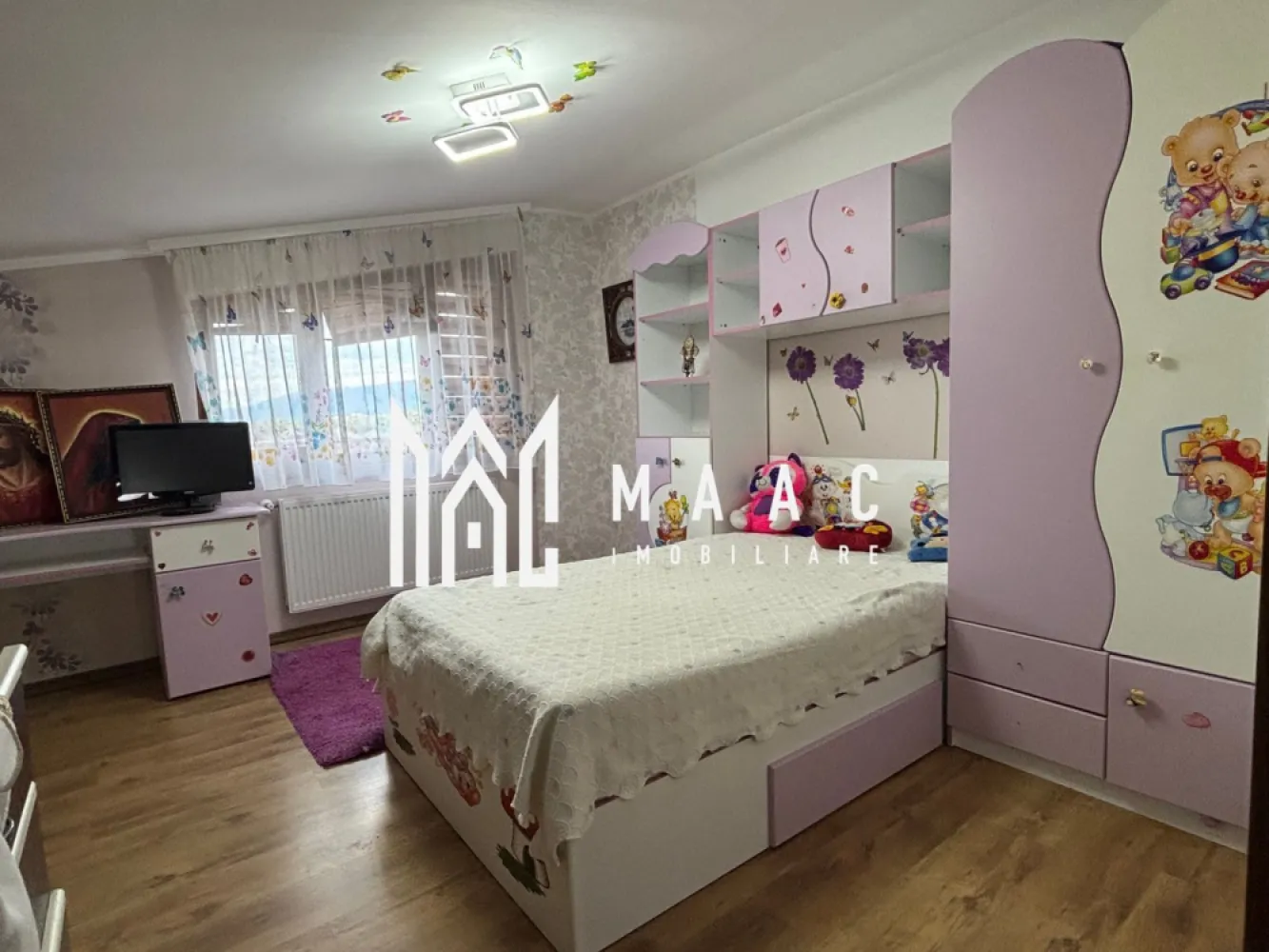 Casă 5 camere de vânzare | Arhitecților, Sibiu | 220 mp, teren 426 mp - Casă tip duplex cu 5 camere și 220 mp utili, situată în zona Arhitecților - Calea Cisnădiei din Sibiu, cu curte amenajată și acces separat pe niveluri.

Detalii proprietate:
• Suprafață utilă: 220 mp, suprafață construită: 308 mp
• Teren de 426 mp, cu curte liberă de aproximativ 350 mp
• Construcție finalizată în 2024, structură din cărămidă și acoperiș din țiglă
• Configurată pe parter, etaj și mansardă, cu intrări separate pentru parter și etaj
• Parterul include un apartament separat de 73 mp utili, iar etajul și mansarda completează zona de zi, dormitoarele și spațiile de depozitare
• 3 balcoane, filigorie/terasă, magazie generoasă și spații de depozitare tip pod
• Fațadă finalizată, izolație exterioară, curte amenajată, gard și porți montate
• Posibilitate de parcare pentru până la 4 autoturisme, plus carport pentru o mașină
• Se predă parțial mobilată, cu încălzire prin centrală termică și calorifere

Proprietatea este amplasată într-o zonă predominant de case din Arhitecților - Calea Cisnădiei, cu acces facil către magazine, stație de autobuz, grădinițe și alte puncte de interes. Deschiderea la două străzi susține accesul auto din ambele direcții.

Cod anunț CP3051805. Contactați echipa MAAC Imobiliare pentru detalii suplimentare și pentru programarea unei vizionări.