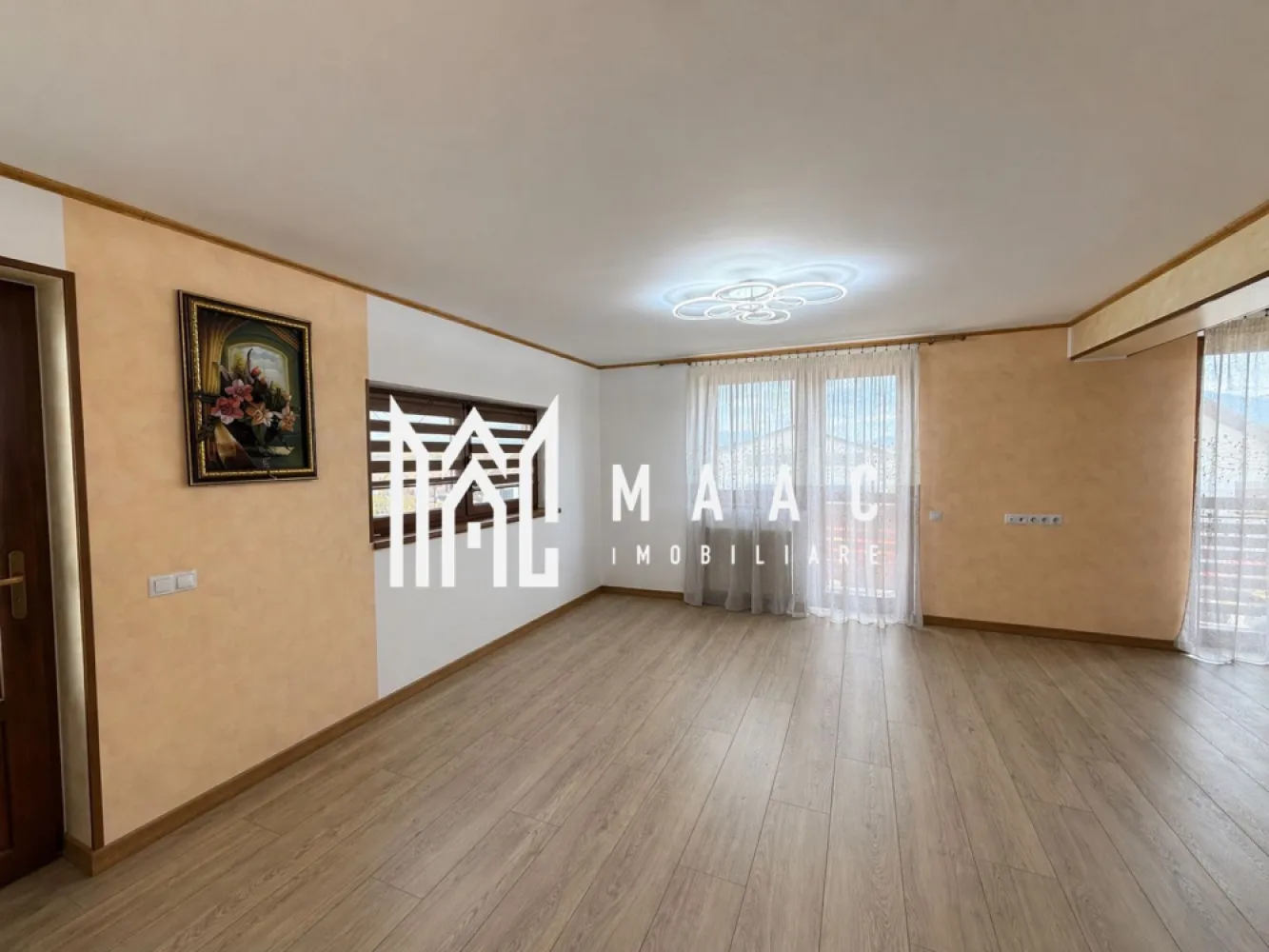Casă 5 camere de vânzare | Arhitecților, Sibiu | 220 mp, teren 426 mp - Casă tip duplex cu 5 camere și 220 mp utili, situată în zona Arhitecților - Calea Cisnădiei din Sibiu, cu curte amenajată și acces separat pe niveluri.

Detalii proprietate:
• Suprafață utilă: 220 mp, suprafață construită: 308 mp
• Teren de 426 mp, cu curte liberă de aproximativ 350 mp
• Construcție finalizată în 2024, structură din cărămidă și acoperiș din țiglă
• Configurată pe parter, etaj și mansardă, cu intrări separate pentru parter și etaj
• Parterul include un apartament separat de 73 mp utili, iar etajul și mansarda completează zona de zi, dormitoarele și spațiile de depozitare
• 3 balcoane, filigorie/terasă, magazie generoasă și spații de depozitare tip pod
• Fațadă finalizată, izolație exterioară, curte amenajată, gard și porți montate
• Posibilitate de parcare pentru până la 4 autoturisme, plus carport pentru o mașină
• Se predă parțial mobilată, cu încălzire prin centrală termică și calorifere

Proprietatea este amplasată într-o zonă predominant de case din Arhitecților - Calea Cisnădiei, cu acces facil către magazine, stație de autobuz, grădinițe și alte puncte de interes. Deschiderea la două străzi susține accesul auto din ambele direcții.

Cod anunț CP3051805. Contactați echipa MAAC Imobiliare pentru detalii suplimentare și pentru programarea unei vizionări.