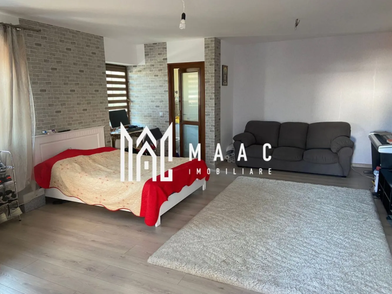 Casă 5 camere de vânzare | Arhitecților, Sibiu | 220 mp, teren 426 mp - Casă tip duplex cu 5 camere și 220 mp utili, situată în zona Arhitecților - Calea Cisnădiei din Sibiu, cu curte amenajată și acces separat pe niveluri.

Detalii proprietate:
• Suprafață utilă: 220 mp, suprafață construită: 308 mp
• Teren de 426 mp, cu curte liberă de aproximativ 350 mp
• Construcție finalizată în 2024, structură din cărămidă și acoperiș din țiglă
• Configurată pe parter, etaj și mansardă, cu intrări separate pentru parter și etaj
• Parterul include un apartament separat de 73 mp utili, iar etajul și mansarda completează zona de zi, dormitoarele și spațiile de depozitare
• 3 balcoane, filigorie/terasă, magazie generoasă și spații de depozitare tip pod
• Fațadă finalizată, izolație exterioară, curte amenajată, gard și porți montate
• Posibilitate de parcare pentru până la 4 autoturisme, plus carport pentru o mașină
• Se predă parțial mobilată, cu încălzire prin centrală termică și calorifere

Proprietatea este amplasată într-o zonă predominant de case din Arhitecților - Calea Cisnădiei, cu acces facil către magazine, stație de autobuz, grădinițe și alte puncte de interes. Deschiderea la două străzi susține accesul auto din ambele direcții.

Cod anunț CP3051805. Contactați echipa MAAC Imobiliare pentru detalii suplimentare și pentru programarea unei vizionări.
