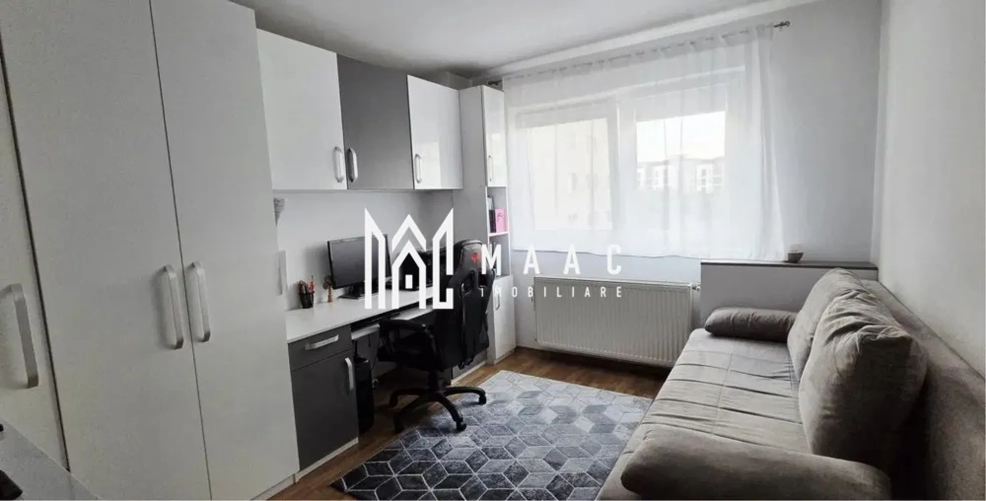 Apartament 3 camere | 67 MPU | 2 locuri de parcare | Turnisor - MAAC Imobiliare va propune spre vanzare un un apartament modern, decomandat, situat în cartierul Turnișor, la etajul 2 din 4, ideal pentru o familie sau pentru investiție.

Apartamentul are o suprafață utilă de 67 mp și este compartimentat astfel:

3 camere decomandate
1 baie
balcon generos de 10 mp

Locuința se vinde complet mobilată și utilată, fiind pregătită pentru mutare imediată.

Dotări și beneficii:

Centrală termică Vaillant, încă în garanție, montată anul trecut
Aer condiționat montat în urmă cu aproximativ 1 an și jumătate
Mobilier de bucătărie și living realizat la comandă, achiziționat acum un an
Mașină de spălat rufe
Uscător de rufe, achiziționat acum 2 ani
Mașină de spălat vase
Șemineu electric cu degajare de căldură, integrat în mobilierul din living

În preț sunt incluse 2 locuri de parcare private, dotate cu blocatoare montate.

Separat, se poate achiziționa o pivniță uscată de 7 mp, situată în blocul vecin, cu proprietate separată în acte.

Apartamentul este îngrijit, amenajat modern, cu dotări de calitate și o compartimentare practică, într-o zonă liniștită și bine conectată din Turnișor.
Pentru mai multe detalii și programarea unei vizionări, vă rugăm să ne contactați telefonic și să menționați CP3096305.