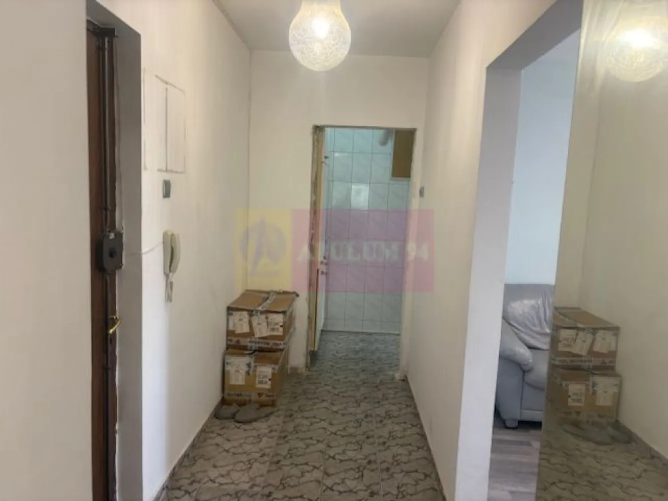Apartament 3 camere Vergului- Parcul Morarilor. - Compania imobiliara Apulum94 va propune un apartament de 3 camere situat in zona Soseaua Vergului, intr-un bloc retras de la aleea principala, in apropiere de Parcul Morarilor. 
Imobilul este reabilitat termic si este de tip K.
Apartamentul este decomandat, are vedere laterala si spate. 
Interiorul este curat, dar necesita renovare.
Zona este usor accesibila avand in apropiere metrou, statie stb, scoala, gradinita, parc, hypermarket. 
Pentru vizionare si alte detalii nu ezitati sa ma contactati pe nr 0733683446- Laura Ionescu.