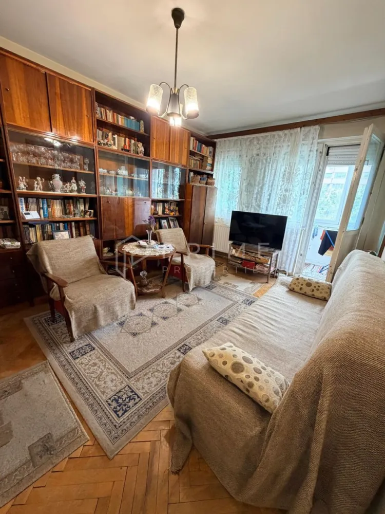 Apartament 2 camere, Decomandat| Potențial de renovare| Orientare Sud - Vă propunem spre vânzare un apartament decomandat, situat la etajul 5 din 9, într-un bloc izolat termic și dotat cu lift. 
Datorită orientării sale sudice, locuința beneficiază de o luminozitate naturală excelentă pe tot parcursul zilei, fiind o bază solidă pentru un proiect de amenajare personalizat.

Detalii principale:
Suprafață: 47 mp utili + balcon generos de 7 mp.
Compartimentare: Decomandat – bucătărie separată, living, dormitor, baie și debară pentru depozitare.
Stare: Apartamentul necesită renovare, oferindu-vă libertatea de a alege finisajele după propriul gust.
Dotări și renovări: Apartamentul dispune de geamuri termopan la balcon și la una dintre camere. Baia este complet renovată și beneficiază de geam termopan nou. 
Pentru bucătărie și a doua cameră, geamurile sunt cele originale.
Confort: Orientare sudică, foarte luminos și călduros.

Preț de vânzare: 84.000 EUR

Promisiunea Prime Properties:
Vă oferim siguranță, transparență și servicii impecabile pe tot parcursul drumului către casa ideală. Dacă această proprietate nu corespunde nevoilor dumneavoastră, lăsați-ne să găsim alternativa potrivită stilului dumneavoastră de viață.

📞 Contactați-ne astăzi pentru detalii suplimentare și vizionări !
