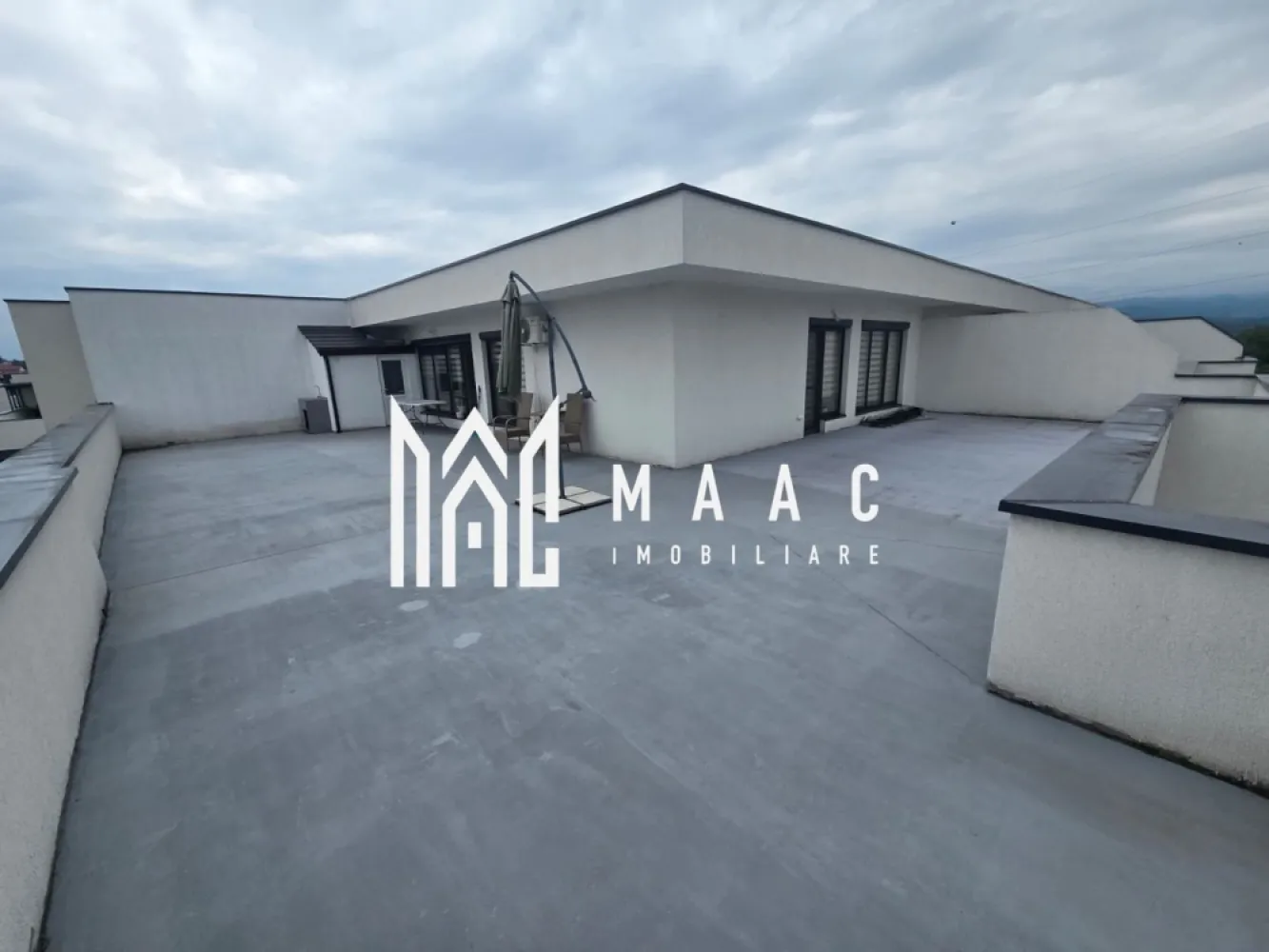 Penthouse 4 camere terasa 155 mp loc de parcare subteran - PENTHOUSE EXCLUSIVIST | 4 CAMERE | TERASĂ SPECTACULOASĂ 155 MP | READY TO MOVE

Vă prezentăm un penthouse superb, complet mobilat și utilat, pregătit pentru mutare imediată, situat într-o zonă rezidențială liniștită, ideală pentru cei care își doresc confort, intimitate și un stil de viață modern.

 Imobil cu regim redus de înălțime P+2, cu doar 2 apartamente pe etaj, oferind liniște și intimitate.

 Caracteristici principale:
• Suprafață utilă apartament: 115 mp
• Compartimentare decomandată
• 4 camere spațioase și luminoase
• 2 băi moderne: una prevăzută cu cadă iar cealalta cu zonă de duș și perete din sticlă
• 2 balcoane a câte 5 mp
• Terasă impresionantă de 155 mp utili, cu view superb
• Magazie/spațiu de depozitare pe terasă

 Proprietatea dispune de:
• 1 loc de parcare subteran
• 1 loc de parcare suprateran

 Acest penthouse se remarcă prin suprafețele generoase, lumina naturală abundentă și atmosfera elegantă, fiind alegerea perfectă pentru o familie sau pentru cei care apreciază confortul și spațiile outdoor spectaculoase.

 Se vinde complet mobilat și utilat, exact conform fotografiilor.

Pentru mai multe detalii sau programarea unei vizionări, vă stăm cu drag la dispoziție!