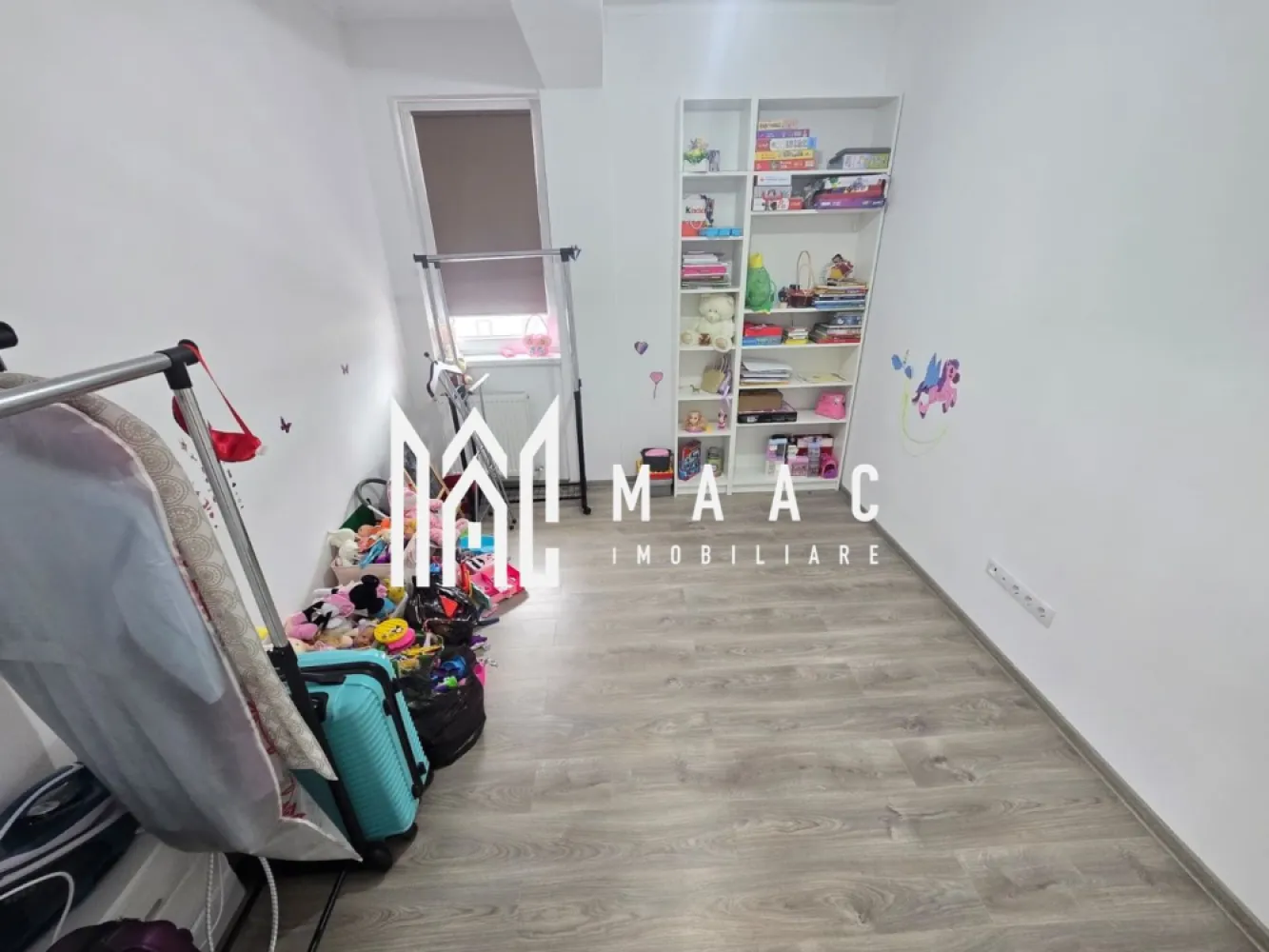 Penthouse 4 camere terasa 155 mp loc de parcare subteran - PENTHOUSE EXCLUSIVIST | 4 CAMERE | TERASĂ SPECTACULOASĂ 155 MP | READY TO MOVE

Vă prezentăm un penthouse superb, complet mobilat și utilat, pregătit pentru mutare imediată, situat într-o zonă rezidențială liniștită, ideală pentru cei care își doresc confort, intimitate și un stil de viață modern.

 Imobil cu regim redus de înălțime P+2, cu doar 2 apartamente pe etaj, oferind liniște și intimitate.

 Caracteristici principale:
• Suprafață utilă apartament: 115 mp
• Compartimentare decomandată
• 4 camere spațioase și luminoase
• 2 băi moderne: una prevăzută cu cadă iar cealalta cu zonă de duș și perete din sticlă
• 2 balcoane a câte 5 mp
• Terasă impresionantă de 155 mp utili, cu view superb
• Magazie/spațiu de depozitare pe terasă

 Proprietatea dispune de:
• 1 loc de parcare subteran
• 1 loc de parcare suprateran

 Acest penthouse se remarcă prin suprafețele generoase, lumina naturală abundentă și atmosfera elegantă, fiind alegerea perfectă pentru o familie sau pentru cei care apreciază confortul și spațiile outdoor spectaculoase.

 Se vinde complet mobilat și utilat, exact conform fotografiilor.

Pentru mai multe detalii sau programarea unei vizionări, vă stăm cu drag la dispoziție!