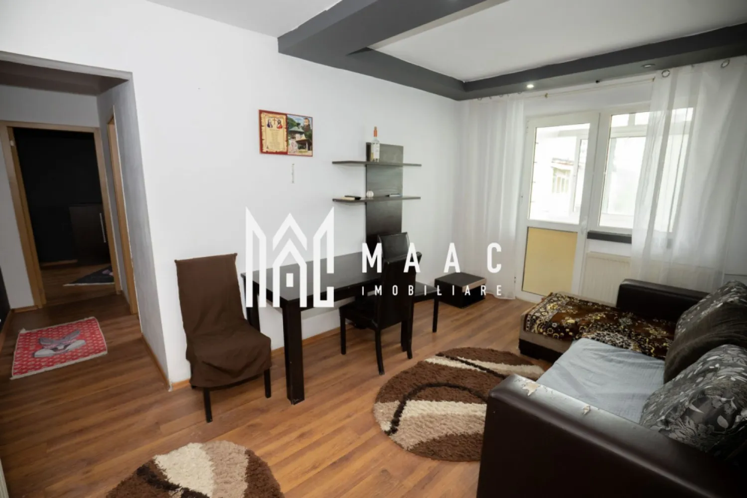 APARTAMENT 3 CAMERE| MOBILAT SI UTILAT| OSTROVENI - MAAC Imobiliare propune spre vanzare apartament cu 3 camere, situat în zona Ostroveni – Tic Tac, la etajul 4, având o suprafață utilă de 50 mp.

Apartamentul este compartimentat astfel:

2 dormitoare
living
bucătărie
baie
hol
balcon

Locuința se vinde complet mobilată și utilată, fiind ideală atât pentru locuit, cât și pentru investiție. Zona oferă acces facil către magazine, școli, mijloace de transport și alte puncte de interes.

Pentru mai multe informații și programarea unei vizionări, contactați echipa MAAC Imobiliare.