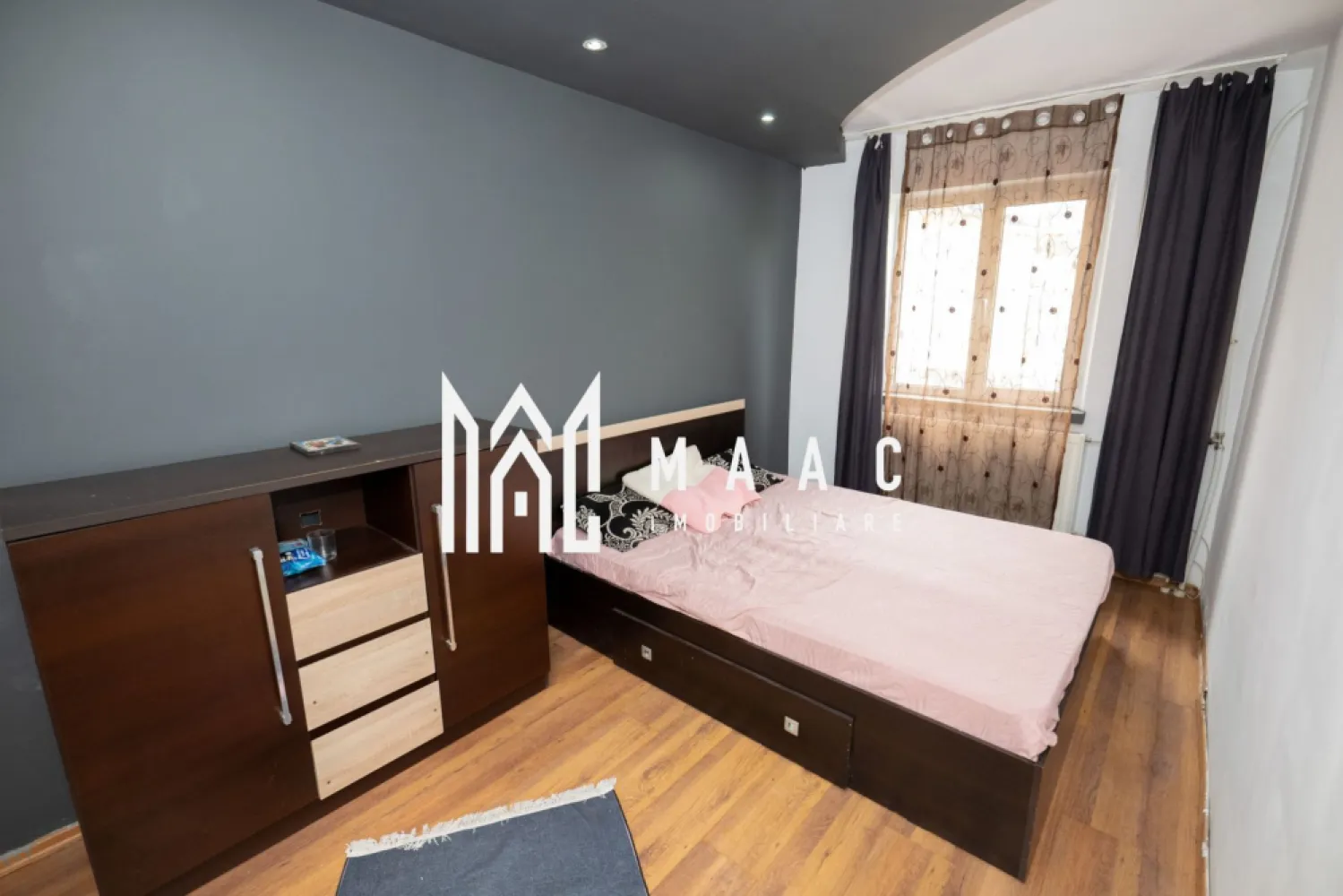 APARTAMENT 3 CAMERE| MOBILAT SI UTILAT| OSTROVENI - MAAC Imobiliare propune spre vanzare apartament cu 3 camere, situat în zona Ostroveni – Tic Tac, la etajul 4, având o suprafață utilă de 50 mp.

Apartamentul este compartimentat astfel:

2 dormitoare
living
bucătărie
baie
hol
balcon

Locuința se vinde complet mobilată și utilată, fiind ideală atât pentru locuit, cât și pentru investiție. Zona oferă acces facil către magazine, școli, mijloace de transport și alte puncte de interes.

Pentru mai multe informații și programarea unei vizionări, contactați echipa MAAC Imobiliare.