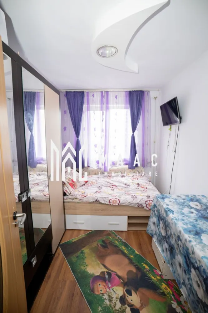 APARTAMENT 3 CAMERE| MOBILAT SI UTILAT| OSTROVENI - MAAC Imobiliare propune spre vanzare apartament cu 3 camere, situat în zona Ostroveni – Tic Tac, la etajul 4, având o suprafață utilă de 50 mp.

Apartamentul este compartimentat astfel:

2 dormitoare
living
bucătărie
baie
hol
balcon

Locuința se vinde complet mobilată și utilată, fiind ideală atât pentru locuit, cât și pentru investiție. Zona oferă acces facil către magazine, școli, mijloace de transport și alte puncte de interes.

Pentru mai multe informații și programarea unei vizionări, contactați echipa MAAC Imobiliare.