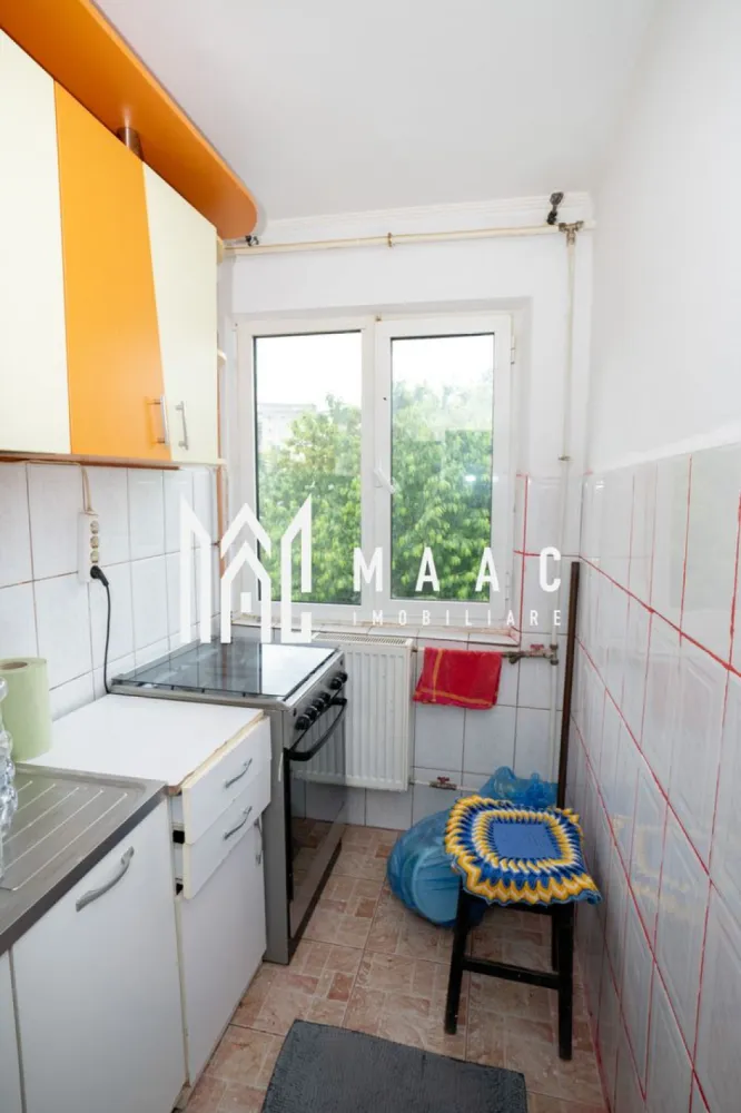 APARTAMENT 3 CAMERE| MOBILAT SI UTILAT| OSTROVENI - MAAC Imobiliare propune spre vanzare apartament cu 3 camere, situat în zona Ostroveni – Tic Tac, la etajul 4, având o suprafață utilă de 50 mp.

Apartamentul este compartimentat astfel:

2 dormitoare
living
bucătărie
baie
hol
balcon

Locuința se vinde complet mobilată și utilată, fiind ideală atât pentru locuit, cât și pentru investiție. Zona oferă acces facil către magazine, școli, mijloace de transport și alte puncte de interes.

Pentru mai multe informații și programarea unei vizionări, contactați echipa MAAC Imobiliare.