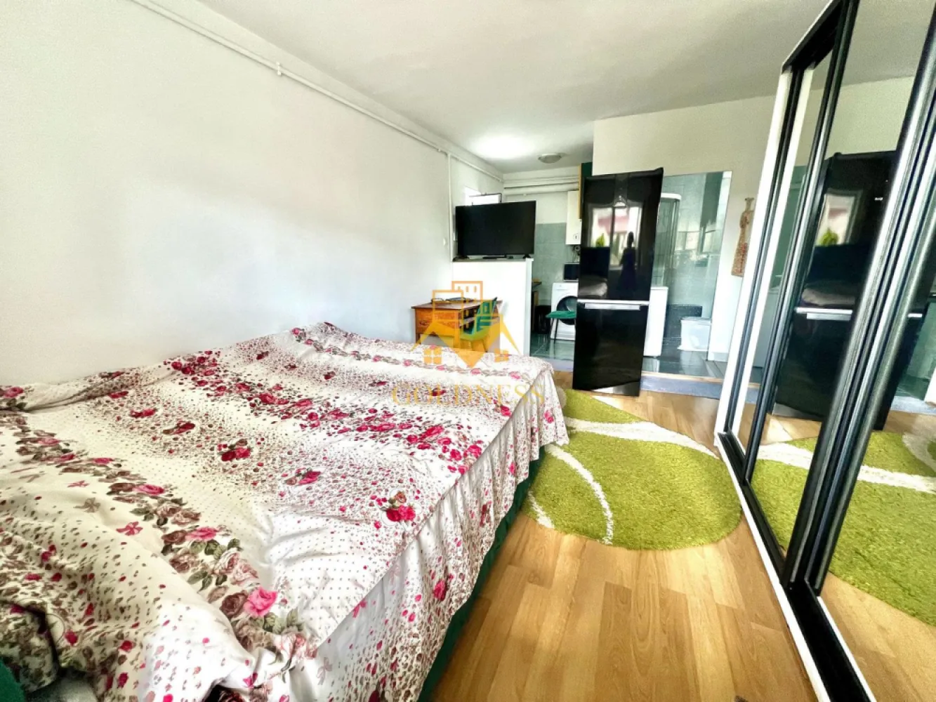 Garsoniera/STUDIO, Parcare, Zorilor, Nichita Stanescu, Mircea Eliade - GOLDNESS Imobiliare vă propune spre vanzare o garsoniera cu 1 camera complet mobilata și utilata, la parter într-un imobil de 3 etaje, în Cartierul Zorilor.
Dispune de loc de parcare!
Se află în apropierea stațiilor de transport în comun, magazine, restaurante, spații verzi, farmacii, etc. 

Apartamentul este compartimentat astfel:
 - camera cu pat matrimonial, dressing, birou
 -bucatarie deschisa utilată și mobilată
 - baie cu cabina de dus, calorifer port prosop și dulap pentru depozitare, aerisire

Imobilul este dotat cu toate cele necesare- centrală proprie, frigider, aragaz, hotă, mașină de spălat haine, etc. 

Dacă sunteți interesați de acest apartament și doriți să îl vizionați, dar și pentru alte oferte nu ezitați să ne contactați telefonic sau prin e-mail. Vă stăm la dispoziție!

Pentru intermediere se percepe un comision de 2% din prețul vanzarii!