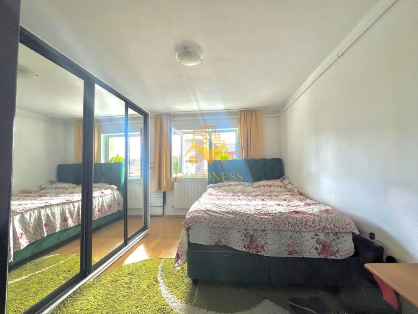 Garsoniera/STUDIO, Parcare, Zorilor, Nichita Stanescu, Mircea Eliade - GOLDNESS Imobiliare vă propune spre vanzare o garsoniera cu 1 camera complet mobilata și utilata, la parter într-un imobil de 3 etaje, în Cartierul Zorilor.
Dispune de loc de parcare!
Se află în apropierea stațiilor de transport în comun, magazine, restaurante, spații verzi, farmacii, etc. 

Apartamentul este compartimentat astfel:
 - camera cu pat matrimonial, dressing, birou
 -bucatarie deschisa utilată și mobilată
 - baie cu cabina de dus, calorifer port prosop și dulap pentru depozitare, aerisire

Imobilul este dotat cu toate cele necesare- centrală proprie, frigider, aragaz, hotă, mașină de spălat haine, etc. 

Dacă sunteți interesați de acest apartament și doriți să îl vizionați, dar și pentru alte oferte nu ezitați să ne contactați telefonic sau prin e-mail. Vă stăm la dispoziție!

Pentru intermediere se percepe un comision de 2% din prețul vanzarii!