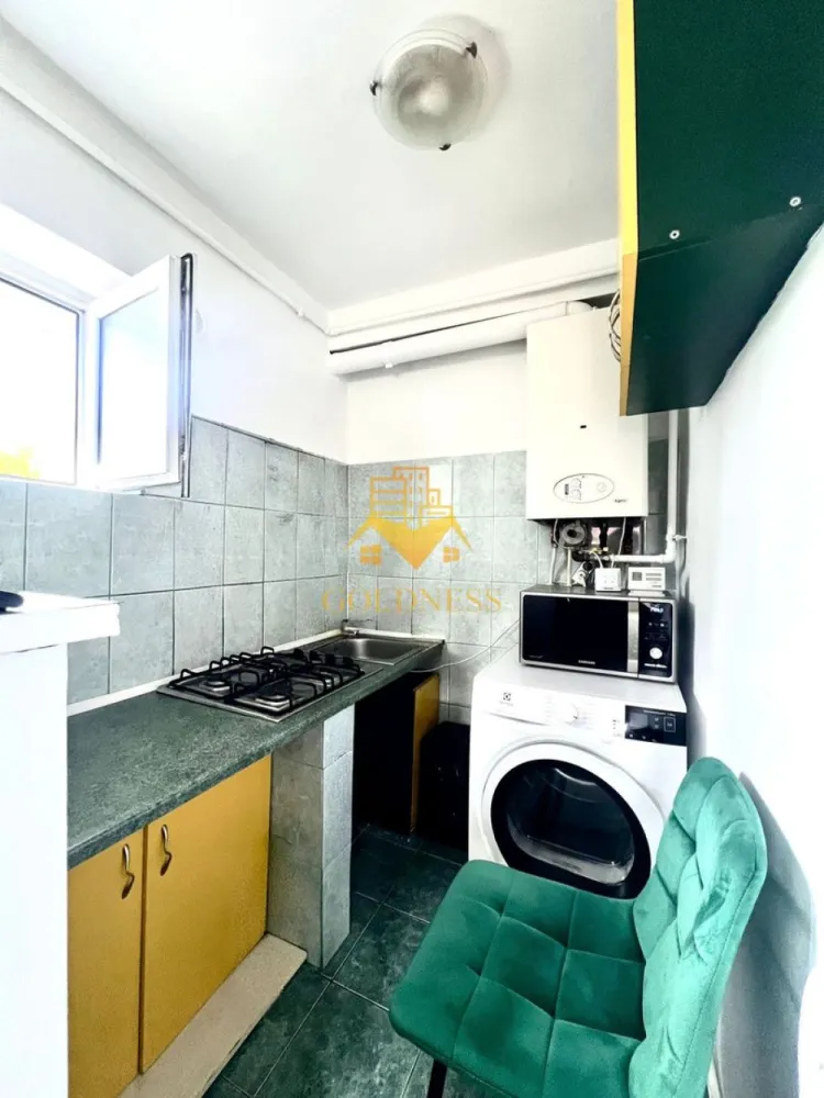 Garsoniera/STUDIO, Parcare, Zorilor, Nichita Stanescu, Mircea Eliade - GOLDNESS Imobiliare vă propune spre vanzare o garsoniera cu 1 camera complet mobilata și utilata, la parter într-un imobil de 3 etaje, în Cartierul Zorilor.
Dispune de loc de parcare!
Se află în apropierea stațiilor de transport în comun, magazine, restaurante, spații verzi, farmacii, etc. 

Apartamentul este compartimentat astfel:
 - camera cu pat matrimonial, dressing, birou
 -bucatarie deschisa utilată și mobilată
 - baie cu cabina de dus, calorifer port prosop și dulap pentru depozitare, aerisire

Imobilul este dotat cu toate cele necesare- centrală proprie, frigider, aragaz, hotă, mașină de spălat haine, etc. 

Dacă sunteți interesați de acest apartament și doriți să îl vizionați, dar și pentru alte oferte nu ezitați să ne contactați telefonic sau prin e-mail. Vă stăm la dispoziție!

Pentru intermediere se percepe un comision de 2% din prețul vanzarii!