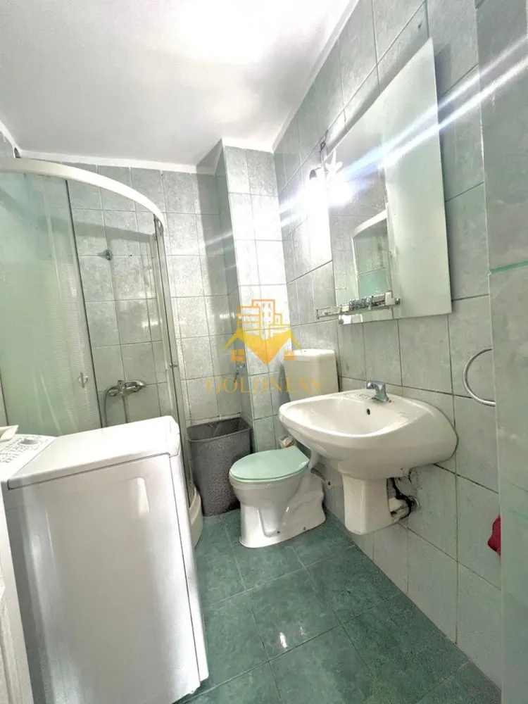 Garsoniera/STUDIO, Parcare, Zorilor, Nichita Stanescu, Mircea Eliade - GOLDNESS Imobiliare vă propune spre vanzare o garsoniera cu 1 camera complet mobilata și utilata, la parter într-un imobil de 3 etaje, în Cartierul Zorilor.
Dispune de loc de parcare!
Se află în apropierea stațiilor de transport în comun, magazine, restaurante, spații verzi, farmacii, etc. 

Apartamentul este compartimentat astfel:
 - camera cu pat matrimonial, dressing, birou
 -bucatarie deschisa utilată și mobilată
 - baie cu cabina de dus, calorifer port prosop și dulap pentru depozitare, aerisire

Imobilul este dotat cu toate cele necesare- centrală proprie, frigider, aragaz, hotă, mașină de spălat haine, etc. 

Dacă sunteți interesați de acest apartament și doriți să îl vizionați, dar și pentru alte oferte nu ezitați să ne contactați telefonic sau prin e-mail. Vă stăm la dispoziție!

Pentru intermediere se percepe un comision de 2% din prețul vanzarii!