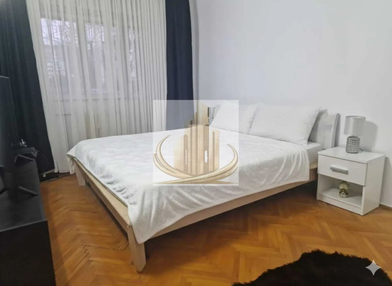 Ap 2 cam, parter | Girocului – Spitalul Județean | Ideal Investitie - Grand Mobilis Imobiliare vă propune spre vânzare un apartament cu 2 camere, confort 1, situat în zona Girocului, la doar 3-4 minute de mers pe jos față de Spitalul Județean, într-una dintre cele mai căutate și bine conectate zone ale orașului.

Apartamentul are o suprafață utilă de 55 mp și este amplasat la parter înalt, într-un bloc reabilitat termic. Locuința dispune de un balcon închis și de două spații de depozitare, oferind un plus important de funcționalitate și confort.

Compartimentarea este practică și eficientă, apartamentul fiind ideal atât pentru locuit, cât și pentru investiție. Proprietatea se vinde mobilată și utilată, fiind pregătită pentru mutare imediată.

Printre avantajele proprietății se regăsesc:

geamuri termopan noi;
balcon închis;
două spații de depozitare;
bloc reabilitat termic;
costuri reduse de întreținere;
poziționare excelentă.

Confortul termic este realizat prin intermediul termoficării, proprietarii beneficiind de costuri foarte reduse la întreținere (facturi sub 200 lei inclusiv în lunile de iarnă, existând posibilitatea prezentării unor facturi pentru transparență). Totodată, pentru cei care își doresc acest lucru, există posibilitatea montării unei centrale proprii.

Unul dintre cele mai importante avantaje ale apartamentului îl reprezintă amplasarea. Intrarea în bloc se face direct din artera principală Calea Martirilor 1989, oferind acces rapid către toate zonele importante ale orașului. Cu toate acestea, apartamentul nu are vedere către stradă, ci către partea din spate a blocului, ceea ce oferă liniște și protecție fonică față de traficul intens.

În imediata apropiere se regăsesc:

Spitalul Județean;
mijloace de transport în comun;
școli și grădinițe;
restaurante și cafenele;
magazine și supermarketuri;
acces facil către Complexul Studențesc și principalele artere ale orașului.

Datorită poziției excelente și compartimentării eficiente, proprietatea este ideală:

pentru o familie care își dorește confort și accesibilitate;
pentru studenți, datorită proximității față de Complexul Studențesc și transportul public;
pentru medici rezidenți sau personal medical care caută o locuință liniștită în imediata apropiere a Spitalului Județean;
dar și pentru investiție, datorită randamentului foarte bun de închiriere specific zonei.

Pentru mai multe detali sau programarea unei vizionari echipa Grand Mobilis Imobiliare va sta la dispozitie!
ID Intern: CP3113327