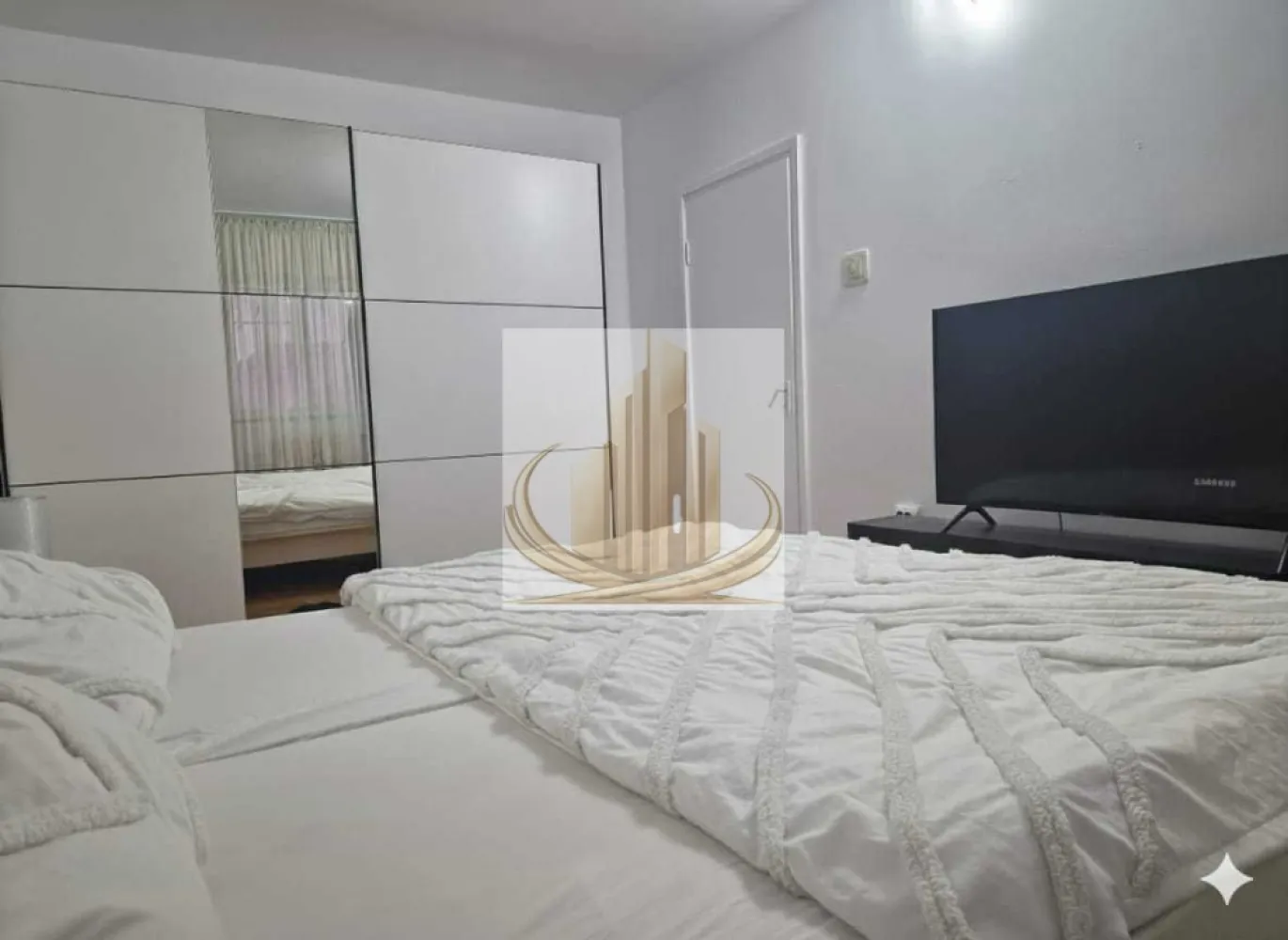 Ap 2 cam, parter | Girocului – Spitalul Județean | Ideal Investitie - Grand Mobilis Imobiliare vă propune spre vânzare un apartament cu 2 camere, confort 1, situat în zona Girocului, la doar 3-4 minute de mers pe jos față de Spitalul Județean, într-una dintre cele mai căutate și bine conectate zone ale orașului.

Apartamentul are o suprafață utilă de 55 mp și este amplasat la parter înalt, într-un bloc reabilitat termic. Locuința dispune de un balcon închis și de două spații de depozitare, oferind un plus important de funcționalitate și confort.

Compartimentarea este practică și eficientă, apartamentul fiind ideal atât pentru locuit, cât și pentru investiție. Proprietatea se vinde mobilată și utilată, fiind pregătită pentru mutare imediată.

Printre avantajele proprietății se regăsesc:

geamuri termopan noi;
balcon închis;
două spații de depozitare;
bloc reabilitat termic;
costuri reduse de întreținere;
poziționare excelentă.

Confortul termic este realizat prin intermediul termoficării, proprietarii beneficiind de costuri foarte reduse la întreținere (facturi sub 200 lei inclusiv în lunile de iarnă, existând posibilitatea prezentării unor facturi pentru transparență). Totodată, pentru cei care își doresc acest lucru, există posibilitatea montării unei centrale proprii.

Unul dintre cele mai importante avantaje ale apartamentului îl reprezintă amplasarea. Intrarea în bloc se face direct din artera principală Calea Martirilor 1989, oferind acces rapid către toate zonele importante ale orașului. Cu toate acestea, apartamentul nu are vedere către stradă, ci către partea din spate a blocului, ceea ce oferă liniște și protecție fonică față de traficul intens.

În imediata apropiere se regăsesc:

Spitalul Județean;
mijloace de transport în comun;
școli și grădinițe;
restaurante și cafenele;
magazine și supermarketuri;
acces facil către Complexul Studențesc și principalele artere ale orașului.

Datorită poziției excelente și compartimentării eficiente, proprietatea este ideală:

pentru o familie care își dorește confort și accesibilitate;
pentru studenți, datorită proximității față de Complexul Studențesc și transportul public;
pentru medici rezidenți sau personal medical care caută o locuință liniștită în imediata apropiere a Spitalului Județean;
dar și pentru investiție, datorită randamentului foarte bun de închiriere specific zonei.

Pentru mai multe detali sau programarea unei vizionari echipa Grand Mobilis Imobiliare va sta la dispozitie!
ID Intern: CP3113327