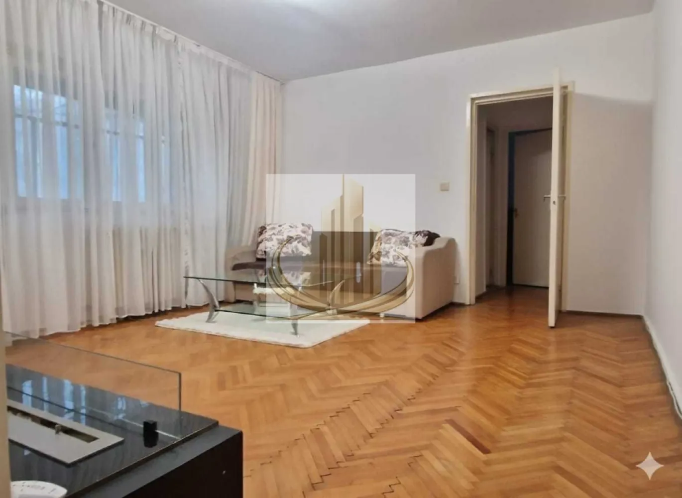 Ap 2 cam, parter | Girocului – Spitalul Județean | Ideal Investitie - Grand Mobilis Imobiliare vă propune spre vânzare un apartament cu 2 camere, confort 1, situat în zona Girocului, la doar 3-4 minute de mers pe jos față de Spitalul Județean, într-una dintre cele mai căutate și bine conectate zone ale orașului.

Apartamentul are o suprafață utilă de 55 mp și este amplasat la parter înalt, într-un bloc reabilitat termic. Locuința dispune de un balcon închis și de două spații de depozitare, oferind un plus important de funcționalitate și confort.

Compartimentarea este practică și eficientă, apartamentul fiind ideal atât pentru locuit, cât și pentru investiție. Proprietatea se vinde mobilată și utilată, fiind pregătită pentru mutare imediată.

Printre avantajele proprietății se regăsesc:

geamuri termopan noi;
balcon închis;
două spații de depozitare;
bloc reabilitat termic;
costuri reduse de întreținere;
poziționare excelentă.

Confortul termic este realizat prin intermediul termoficării, proprietarii beneficiind de costuri foarte reduse la întreținere (facturi sub 200 lei inclusiv în lunile de iarnă, existând posibilitatea prezentării unor facturi pentru transparență). Totodată, pentru cei care își doresc acest lucru, există posibilitatea montării unei centrale proprii.

Unul dintre cele mai importante avantaje ale apartamentului îl reprezintă amplasarea. Intrarea în bloc se face direct din artera principală Calea Martirilor 1989, oferind acces rapid către toate zonele importante ale orașului. Cu toate acestea, apartamentul nu are vedere către stradă, ci către partea din spate a blocului, ceea ce oferă liniște și protecție fonică față de traficul intens.

În imediata apropiere se regăsesc:

Spitalul Județean;
mijloace de transport în comun;
școli și grădinițe;
restaurante și cafenele;
magazine și supermarketuri;
acces facil către Complexul Studențesc și principalele artere ale orașului.

Datorită poziției excelente și compartimentării eficiente, proprietatea este ideală:

pentru o familie care își dorește confort și accesibilitate;
pentru studenți, datorită proximității față de Complexul Studențesc și transportul public;
pentru medici rezidenți sau personal medical care caută o locuință liniștită în imediata apropiere a Spitalului Județean;
dar și pentru investiție, datorită randamentului foarte bun de închiriere specific zonei.

Pentru mai multe detali sau programarea unei vizionari echipa Grand Mobilis Imobiliare va sta la dispozitie!
ID Intern: CP3113327