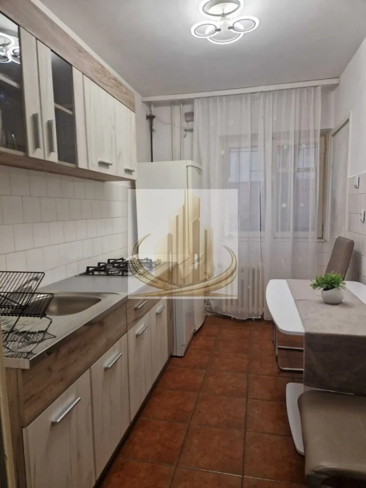 Ap 2 cam, parter | Girocului – Spitalul Județean | Ideal Investitie - Grand Mobilis Imobiliare vă propune spre vânzare un apartament cu 2 camere, confort 1, situat în zona Girocului, la doar 3-4 minute de mers pe jos față de Spitalul Județean, într-una dintre cele mai căutate și bine conectate zone ale orașului.

Apartamentul are o suprafață utilă de 55 mp și este amplasat la parter înalt, într-un bloc reabilitat termic. Locuința dispune de un balcon închis și de două spații de depozitare, oferind un plus important de funcționalitate și confort.

Compartimentarea este practică și eficientă, apartamentul fiind ideal atât pentru locuit, cât și pentru investiție. Proprietatea se vinde mobilată și utilată, fiind pregătită pentru mutare imediată.

Printre avantajele proprietății se regăsesc:

geamuri termopan noi;
balcon închis;
două spații de depozitare;
bloc reabilitat termic;
costuri reduse de întreținere;
poziționare excelentă.

Confortul termic este realizat prin intermediul termoficării, proprietarii beneficiind de costuri foarte reduse la întreținere (facturi sub 200 lei inclusiv în lunile de iarnă, existând posibilitatea prezentării unor facturi pentru transparență). Totodată, pentru cei care își doresc acest lucru, există posibilitatea montării unei centrale proprii.

Unul dintre cele mai importante avantaje ale apartamentului îl reprezintă amplasarea. Intrarea în bloc se face direct din artera principală Calea Martirilor 1989, oferind acces rapid către toate zonele importante ale orașului. Cu toate acestea, apartamentul nu are vedere către stradă, ci către partea din spate a blocului, ceea ce oferă liniște și protecție fonică față de traficul intens.

În imediata apropiere se regăsesc:

Spitalul Județean;
mijloace de transport în comun;
școli și grădinițe;
restaurante și cafenele;
magazine și supermarketuri;
acces facil către Complexul Studențesc și principalele artere ale orașului.

Datorită poziției excelente și compartimentării eficiente, proprietatea este ideală:

pentru o familie care își dorește confort și accesibilitate;
pentru studenți, datorită proximității față de Complexul Studențesc și transportul public;
pentru medici rezidenți sau personal medical care caută o locuință liniștită în imediata apropiere a Spitalului Județean;
dar și pentru investiție, datorită randamentului foarte bun de închiriere specific zonei.

Pentru mai multe detali sau programarea unei vizionari echipa Grand Mobilis Imobiliare va sta la dispozitie!
ID Intern: CP3113327