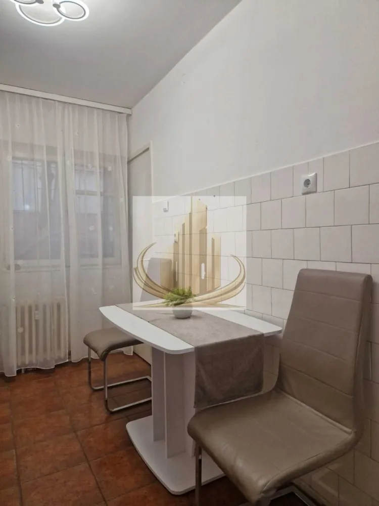 Ap 2 cam, parter | Girocului – Spitalul Județean | Ideal Investitie - Grand Mobilis Imobiliare vă propune spre vânzare un apartament cu 2 camere, confort 1, situat în zona Girocului, la doar 3-4 minute de mers pe jos față de Spitalul Județean, într-una dintre cele mai căutate și bine conectate zone ale orașului.

Apartamentul are o suprafață utilă de 55 mp și este amplasat la parter înalt, într-un bloc reabilitat termic. Locuința dispune de un balcon închis și de două spații de depozitare, oferind un plus important de funcționalitate și confort.

Compartimentarea este practică și eficientă, apartamentul fiind ideal atât pentru locuit, cât și pentru investiție. Proprietatea se vinde mobilată și utilată, fiind pregătită pentru mutare imediată.

Printre avantajele proprietății se regăsesc:

geamuri termopan noi;
balcon închis;
două spații de depozitare;
bloc reabilitat termic;
costuri reduse de întreținere;
poziționare excelentă.

Confortul termic este realizat prin intermediul termoficării, proprietarii beneficiind de costuri foarte reduse la întreținere (facturi sub 200 lei inclusiv în lunile de iarnă, existând posibilitatea prezentării unor facturi pentru transparență). Totodată, pentru cei care își doresc acest lucru, există posibilitatea montării unei centrale proprii.

Unul dintre cele mai importante avantaje ale apartamentului îl reprezintă amplasarea. Intrarea în bloc se face direct din artera principală Calea Martirilor 1989, oferind acces rapid către toate zonele importante ale orașului. Cu toate acestea, apartamentul nu are vedere către stradă, ci către partea din spate a blocului, ceea ce oferă liniște și protecție fonică față de traficul intens.

În imediata apropiere se regăsesc:

Spitalul Județean;
mijloace de transport în comun;
școli și grădinițe;
restaurante și cafenele;
magazine și supermarketuri;
acces facil către Complexul Studențesc și principalele artere ale orașului.

Datorită poziției excelente și compartimentării eficiente, proprietatea este ideală:

pentru o familie care își dorește confort și accesibilitate;
pentru studenți, datorită proximității față de Complexul Studențesc și transportul public;
pentru medici rezidenți sau personal medical care caută o locuință liniștită în imediata apropiere a Spitalului Județean;
dar și pentru investiție, datorită randamentului foarte bun de închiriere specific zonei.

Pentru mai multe detali sau programarea unei vizionari echipa Grand Mobilis Imobiliare va sta la dispozitie!
ID Intern: CP3113327