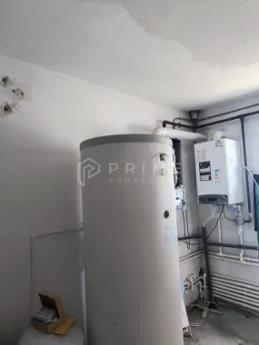 Spațiu industrial modern cu panouri fotovoltaice și acces TIR