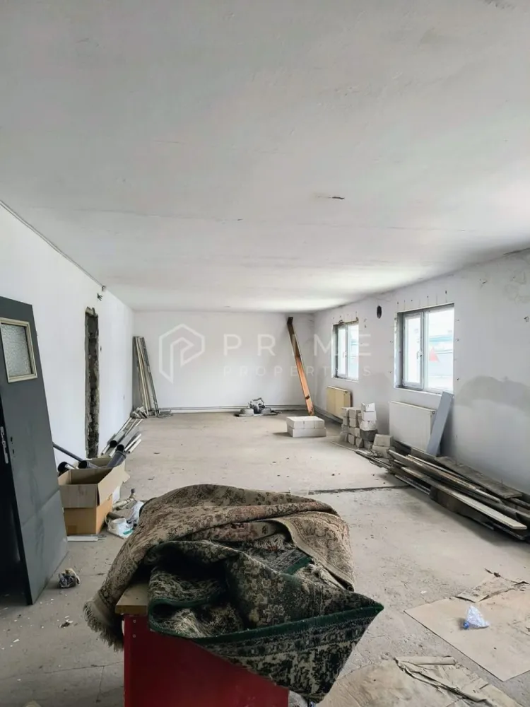 Spațiu industrial modern cu panouri fotovoltaice și acces TIR - Hala multifuncțională / spațiu producție de vânzare – str. Mureșeni, Târgu Mureș
Proprietate industrială modernă, pregătită pentru producție, logistică sau investiție

Vă propunem spre vânzare un spațiu multifuncțional cu destinație industrială/comercială, situat pe strada Mureșeni din Târgu Mureș, într-o zonă cu acces facil pentru transport și activități logistice. Proprietatea este ideală pentru producție, depozitare, showroom, servicii tehnice sau activități mixte.

📐 Suprafață construită totală: 1.160 mp
🏢 Regim de înălțime: Parter + Etaj
📏 Suprafață / nivel: aproximativ 580 mp

Caracteristici principale:
Acces din două străzi
Posibilitate de organizare eficientă a fluxului tehnologic
Compartimentare flexibilă – se poate reconfigura în funcție de activitate
Acces TIR facil
Curent trifazic – 100 kW
Spațiu ideal pentru producție, logistică sau activități comerciale
Eficiență energetică și dotări:
Sistem fotovoltaic instalat – 51,4 kW
Posibilitate de extindere a capacității panourilor solare
Costuri operaționale reduse datorită producției proprii de energie
Magazie / șopron acoperit pentru depozitare suplimentară
Antaje competitive:
Configurație foarte practică pentru activități industriale
Accesibilitate excelentă pentru aprovizionare și distribuție
Posibilitate de separare pe funcțiuni sau compartimentare pe firme/departamente
Proprietate potrivită atât pentru utilizare proprie, cât și pentru investiție și închiriere
Potrivit pentru:
Producție industrială sau manufactură
Logistică și depozitare
Showroom + spațiu tehnic
Service / atelier / activități comerciale
Investiție cu randament din închiriere
 Preț: 550.000 Euro
Pentru detalii suplimentare, planuri sau programarea unei vizionări, vă invităm să ne contactați!