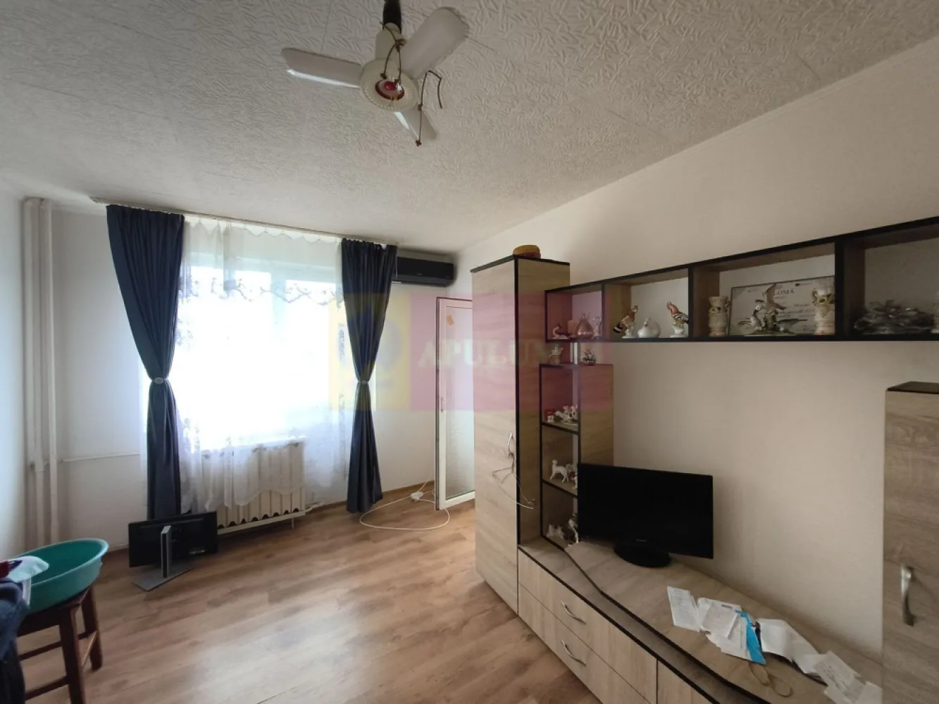 Apartament 3 camere construit 1986 Preț Foarte Bun Colentina- M.Bacilă - Vă oferim spre cumpărare un apartament luminos de 3 camere decomandat, confort 1, situat la etaj intermediar, etajul 5 al unul imobil solid de 8 etaje construit în 1986 și reabilitat termic de curând, bloc ce beneficiază de două lifturi moderne. Apartamentul este frumos compartimentat cu un living mare de 17,3 mp ce oferă acces și spre un balconul tip logie, un balcon ce permite amplasarea unei mese cu scaune. Bucătăria este spațioasă, închisă și are o configurație care oferă spațiu suficient atât pentru gătit cât și pentru a servi masa. Holul de intrare este generos și oferă acces spre toate încăperile oferind astfel un plus din punct de vedere al intimității. Pe hol se pot amenaja și spații de depozitare de tip dressing deoarece lățimea acestuia permite, apartamentul are deja însă 3 zone de depozitare pe hol. Lângă ușa de intrare în apartament avem contoarul de gaz, pentru cei interesați se pot face demersurile pentru instalarea unei centrale termice proprii. Apartamentul este spațios, cu un hol mare de intrare ce oferă acces spre toate camerele, apartamentul fiind decomandat. La intrare avem pe dreapta grupul sanitar de serviciu iar pe stânga avem livingul și apoi bucătăria, un living parțial mobilat. Livingul are orientare spre răsărit. Livingul beneficiază de aer condiționat și de acces la balcon, un balcon spațios ce reprezintă o extensie mai intimă a zonei de socializare și care poate avea orice destinație fiind ușor deservit și de proximitatea zonei de gătit. Bucătăria, mobilată și utilată parțial este închisă și aerisirea naturală (fereastra) este către balconul închis în termopan. Dormitoarele sunt dispuse spre răsărit și sunt parțial mobilate. Primul dormitor este apropiat de bucătărie și de grupul sanitar de serviciu iar cel de-al doilea dormitor, dormitorul matrimonial se află lângă baia mare prevăzută cu cadă. Cele două dormitoare sunt relativ apropiate ca suprafață. Pe partea opusă dormitoarelor avem mai multe spații de depozitare, un sas unde încape foarte bine mașina de spălat și uscătorul, mașina de spălat în acest moment se află însă în baia mare. Documentația este la zi, apartamentul nu are modificări structurale și se poate achiziționa prin credit ipotecar, că oferim sprijin în acest sens. Blocul dispune de două lifturi, ambele modernizate. Apartamentul dispune și de un loc de parcare plătit la ADP. Pentru mai multe detalii și informații nu ezitați să mă contactați. Daniel - Apulum94.