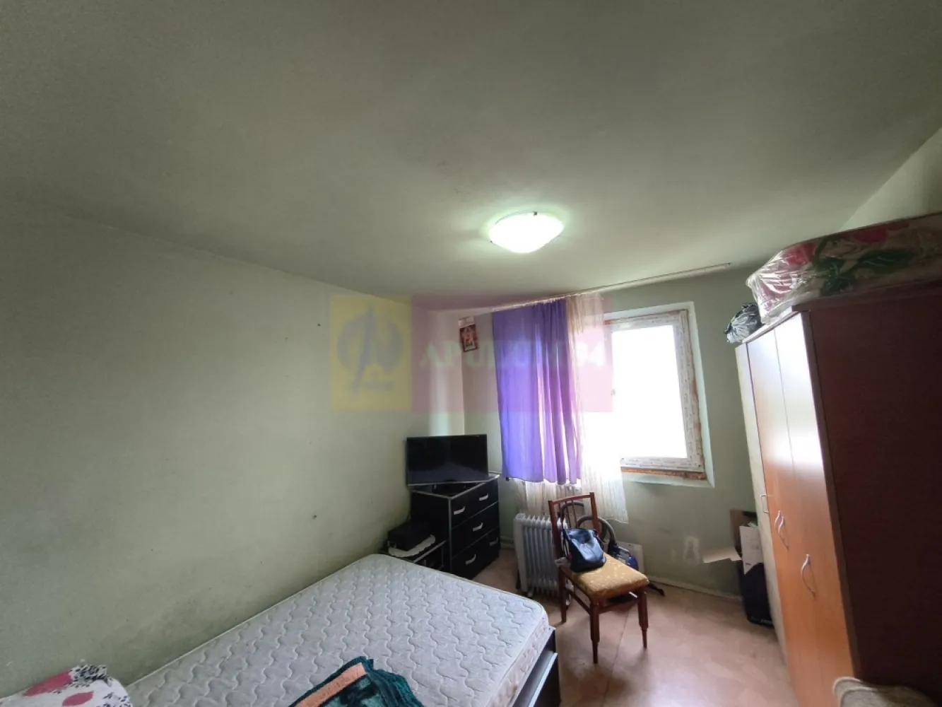 Apartament 3 camere construit 1986 Preț Foarte Bun Colentina- M.Bacilă - Vă oferim spre cumpărare un apartament luminos de 3 camere decomandat, confort 1, situat la etaj intermediar, etajul 5 al unul imobil solid de 8 etaje construit în 1986 și reabilitat termic de curând, bloc ce beneficiază de două lifturi moderne. Apartamentul este frumos compartimentat cu un living mare de 17,3 mp ce oferă acces și spre un balconul tip logie, un balcon ce permite amplasarea unei mese cu scaune. Bucătăria este spațioasă, închisă și are o configurație care oferă spațiu suficient atât pentru gătit cât și pentru a servi masa. Holul de intrare este generos și oferă acces spre toate încăperile oferind astfel un plus din punct de vedere al intimității. Pe hol se pot amenaja și spații de depozitare de tip dressing deoarece lățimea acestuia permite, apartamentul are deja însă 3 zone de depozitare pe hol. Lângă ușa de intrare în apartament avem contoarul de gaz, pentru cei interesați se pot face demersurile pentru instalarea unei centrale termice proprii. Apartamentul este spațios, cu un hol mare de intrare ce oferă acces spre toate camerele, apartamentul fiind decomandat. La intrare avem pe dreapta grupul sanitar de serviciu iar pe stânga avem livingul și apoi bucătăria, un living parțial mobilat. Livingul are orientare spre răsărit. Livingul beneficiază de aer condiționat și de acces la balcon, un balcon spațios ce reprezintă o extensie mai intimă a zonei de socializare și care poate avea orice destinație fiind ușor deservit și de proximitatea zonei de gătit. Bucătăria, mobilată și utilată parțial este închisă și aerisirea naturală (fereastra) este către balconul închis în termopan. Dormitoarele sunt dispuse spre răsărit și sunt parțial mobilate. Primul dormitor este apropiat de bucătărie și de grupul sanitar de serviciu iar cel de-al doilea dormitor, dormitorul matrimonial se află lângă baia mare prevăzută cu cadă. Cele două dormitoare sunt relativ apropiate ca suprafață. Pe partea opusă dormitoarelor avem mai multe spații de depozitare, un sas unde încape foarte bine mașina de spălat și uscătorul, mașina de spălat în acest moment se află însă în baia mare. Documentația este la zi, apartamentul nu are modificări structurale și se poate achiziționa prin credit ipotecar, că oferim sprijin în acest sens. Blocul dispune de două lifturi, ambele modernizate. Apartamentul dispune și de un loc de parcare plătit la ADP. Pentru mai multe detalii și informații nu ezitați să mă contactați. Daniel - Apulum94.