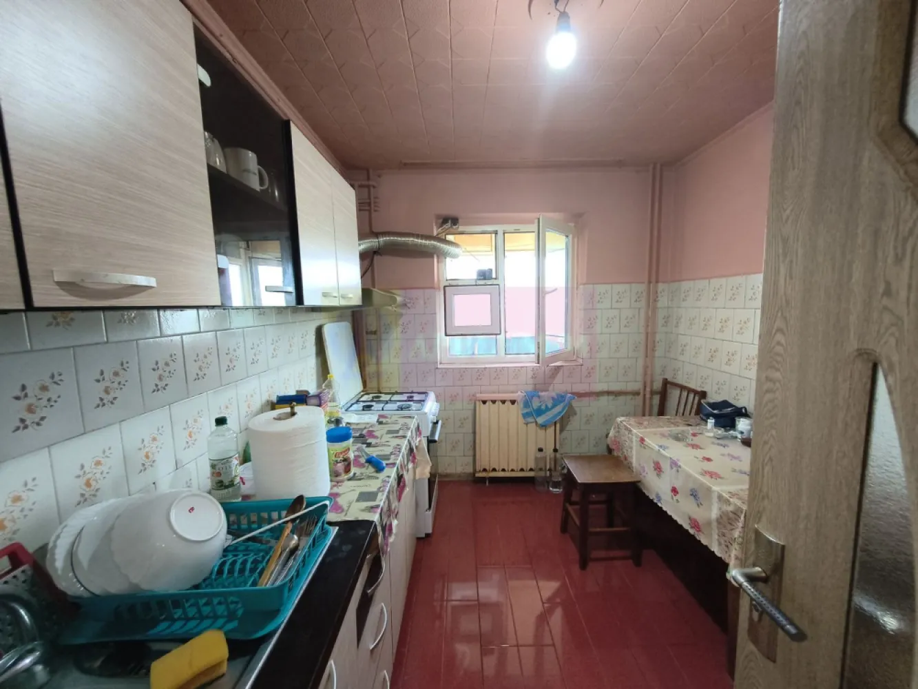 Apartament 3 camere construit 1986 Preț Foarte Bun Colentina- M.Bacilă - Vă oferim spre cumpărare un apartament luminos de 3 camere decomandat, confort 1, situat la etaj intermediar, etajul 5 al unul imobil solid de 8 etaje construit în 1986 și reabilitat termic de curând, bloc ce beneficiază de două lifturi moderne. Apartamentul este frumos compartimentat cu un living mare de 17,3 mp ce oferă acces și spre un balconul tip logie, un balcon ce permite amplasarea unei mese cu scaune. Bucătăria este spațioasă, închisă și are o configurație care oferă spațiu suficient atât pentru gătit cât și pentru a servi masa. Holul de intrare este generos și oferă acces spre toate încăperile oferind astfel un plus din punct de vedere al intimității. Pe hol se pot amenaja și spații de depozitare de tip dressing deoarece lățimea acestuia permite, apartamentul are deja însă 3 zone de depozitare pe hol. Lângă ușa de intrare în apartament avem contoarul de gaz, pentru cei interesați se pot face demersurile pentru instalarea unei centrale termice proprii. Apartamentul este spațios, cu un hol mare de intrare ce oferă acces spre toate camerele, apartamentul fiind decomandat. La intrare avem pe dreapta grupul sanitar de serviciu iar pe stânga avem livingul și apoi bucătăria, un living parțial mobilat. Livingul are orientare spre răsărit. Livingul beneficiază de aer condiționat și de acces la balcon, un balcon spațios ce reprezintă o extensie mai intimă a zonei de socializare și care poate avea orice destinație fiind ușor deservit și de proximitatea zonei de gătit. Bucătăria, mobilată și utilată parțial este închisă și aerisirea naturală (fereastra) este către balconul închis în termopan. Dormitoarele sunt dispuse spre răsărit și sunt parțial mobilate. Primul dormitor este apropiat de bucătărie și de grupul sanitar de serviciu iar cel de-al doilea dormitor, dormitorul matrimonial se află lângă baia mare prevăzută cu cadă. Cele două dormitoare sunt relativ apropiate ca suprafață. Pe partea opusă dormitoarelor avem mai multe spații de depozitare, un sas unde încape foarte bine mașina de spălat și uscătorul, mașina de spălat în acest moment se află însă în baia mare. Documentația este la zi, apartamentul nu are modificări structurale și se poate achiziționa prin credit ipotecar, că oferim sprijin în acest sens. Blocul dispune de două lifturi, ambele modernizate. Apartamentul dispune și de un loc de parcare plătit la ADP. Pentru mai multe detalii și informații nu ezitați să mă contactați. Daniel - Apulum94.