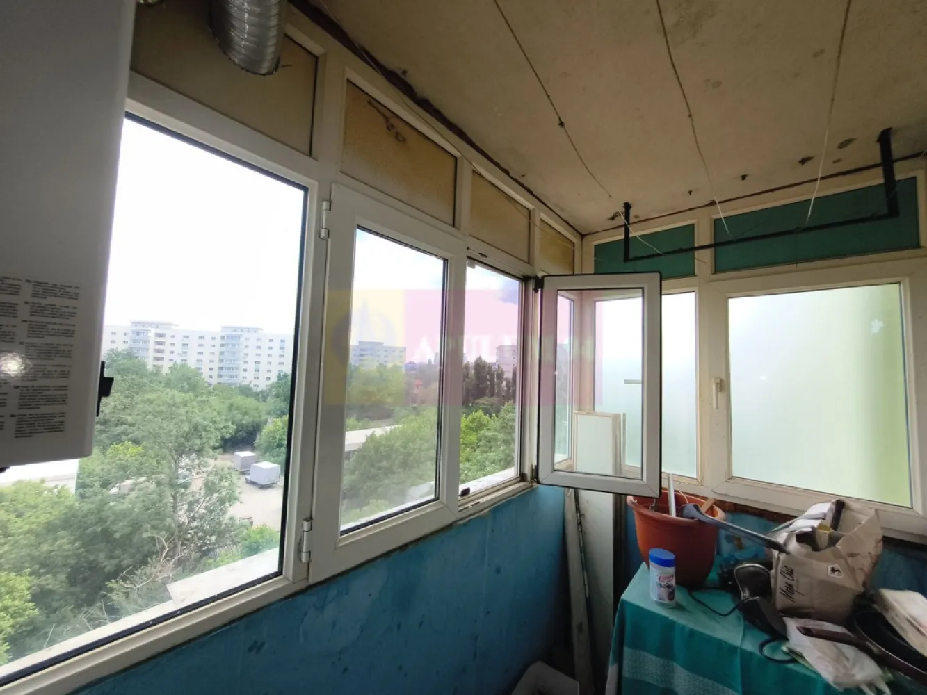 Apartament 3 camere construit 1986 Preț Foarte Bun Colentina- M.Bacilă - Vă oferim spre cumpărare un apartament luminos de 3 camere decomandat, confort 1, situat la etaj intermediar, etajul 5 al unul imobil solid de 8 etaje construit în 1986 și reabilitat termic de curând, bloc ce beneficiază de două lifturi moderne. Apartamentul este frumos compartimentat cu un living mare de 17,3 mp ce oferă acces și spre un balconul tip logie, un balcon ce permite amplasarea unei mese cu scaune. Bucătăria este spațioasă, închisă și are o configurație care oferă spațiu suficient atât pentru gătit cât și pentru a servi masa. Holul de intrare este generos și oferă acces spre toate încăperile oferind astfel un plus din punct de vedere al intimității. Pe hol se pot amenaja și spații de depozitare de tip dressing deoarece lățimea acestuia permite, apartamentul are deja însă 3 zone de depozitare pe hol. Lângă ușa de intrare în apartament avem contoarul de gaz, pentru cei interesați se pot face demersurile pentru instalarea unei centrale termice proprii. Apartamentul este spațios, cu un hol mare de intrare ce oferă acces spre toate camerele, apartamentul fiind decomandat. La intrare avem pe dreapta grupul sanitar de serviciu iar pe stânga avem livingul și apoi bucătăria, un living parțial mobilat. Livingul are orientare spre răsărit. Livingul beneficiază de aer condiționat și de acces la balcon, un balcon spațios ce reprezintă o extensie mai intimă a zonei de socializare și care poate avea orice destinație fiind ușor deservit și de proximitatea zonei de gătit. Bucătăria, mobilată și utilată parțial este închisă și aerisirea naturală (fereastra) este către balconul închis în termopan. Dormitoarele sunt dispuse spre răsărit și sunt parțial mobilate. Primul dormitor este apropiat de bucătărie și de grupul sanitar de serviciu iar cel de-al doilea dormitor, dormitorul matrimonial se află lângă baia mare prevăzută cu cadă. Cele două dormitoare sunt relativ apropiate ca suprafață. Pe partea opusă dormitoarelor avem mai multe spații de depozitare, un sas unde încape foarte bine mașina de spălat și uscătorul, mașina de spălat în acest moment se află însă în baia mare. Documentația este la zi, apartamentul nu are modificări structurale și se poate achiziționa prin credit ipotecar, că oferim sprijin în acest sens. Blocul dispune de două lifturi, ambele modernizate. Apartamentul dispune și de un loc de parcare plătit la ADP. Pentru mai multe detalii și informații nu ezitați să mă contactați. Daniel - Apulum94.
