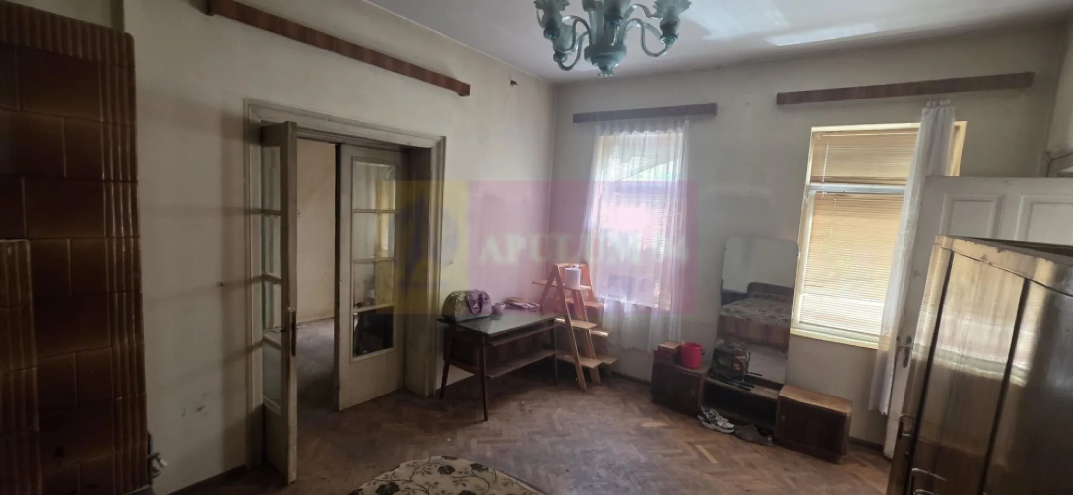 Casa de vanzare in Ploiesti, zona centrala - Casă boierească de vânzare în zona centrală a municipiului Ploiești

Agentia Imobiliară Mervani vă prezintă o proprietate cu arhitectură autentică de început de secol XX, situată în zona centrală a municipiului Ploiești. Casa a fost edificată în anul 1902 și păstrează elemente originale specifice caselor boierești ale perioadei, oferind un farmec aparte și un potențial deosebit pentru renovare și restaurare.

Imobilul are o suprafață utilă de 123 mp și este amplasat pe un teren închiriat în suprafață de 163 mp. Proprietatea dispune de pivniță, pod și curte interioară comună cu o altă construcție. În plus, există și un garaj construit ca anexă.

Casa impresionează prin camerele spațioase, pereții groși din cărămidă, fundația din beton și șarpanta din lemn acoperită cu tablă. Pardoselile sunt realizate din parchet din lemn, iar încălzirea se face prin sobe de teracotă, păstrând atmosfera autentică a epocii.

Imobilul este branșat la energie electrică, apă din rețeaua publică și canalizare.

Proprietatea necesită renovare și consolidare, fiind ideală pentru persoanele care apreciază arhitectura veche și doresc să readucă la viață o casă cu istorie și personalitate, într-o zonă centrală și accesibilă a orașului Ploiești.

Pentru informații suplimentare și programarea unei vizionări:
Agentia Imobiliară Mervani
Telefon: 0729.935.536