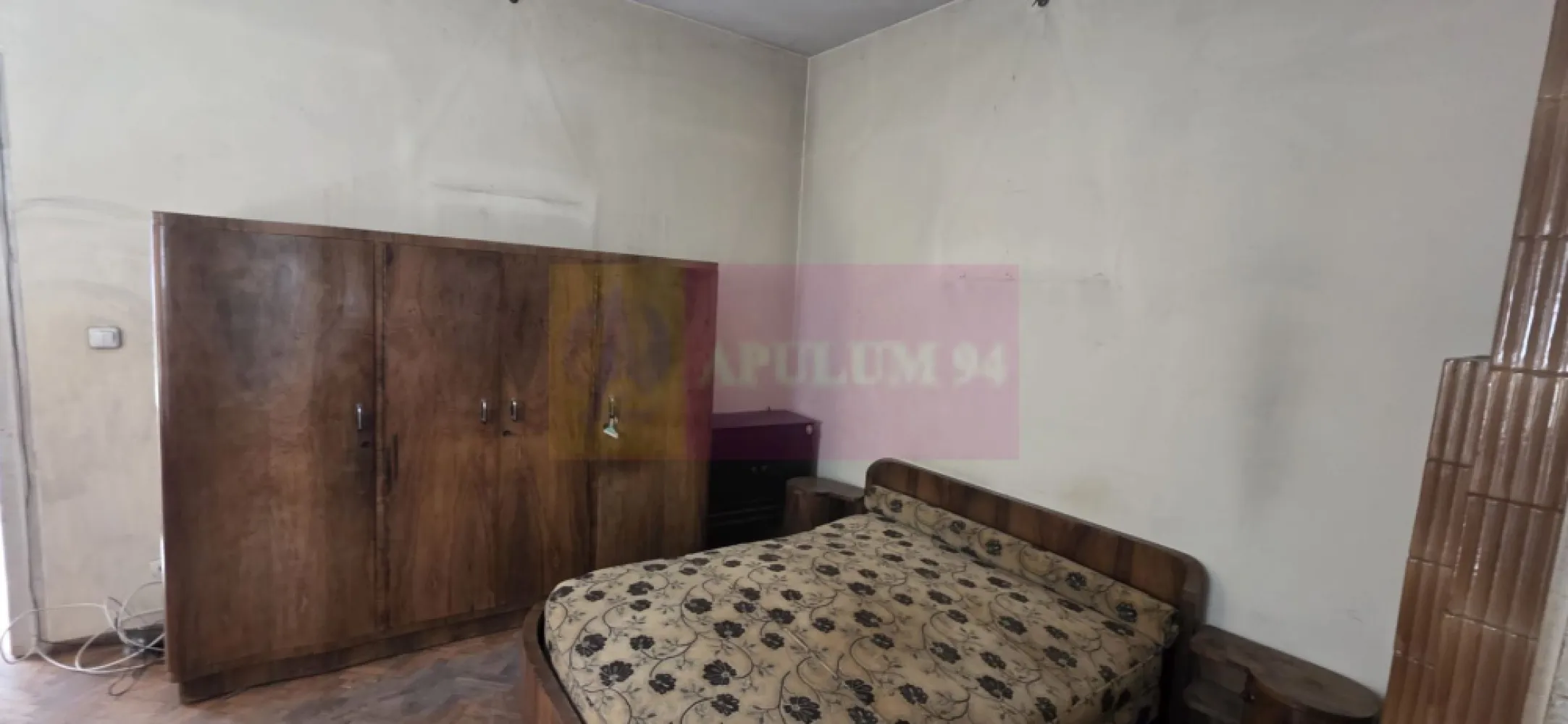 Casa de vanzare in Ploiesti, zona centrala - Casă boierească de vânzare în zona centrală a municipiului Ploiești

Agentia Imobiliară Mervani vă prezintă o proprietate cu arhitectură autentică de început de secol XX, situată în zona centrală a municipiului Ploiești. Casa a fost edificată în anul 1902 și păstrează elemente originale specifice caselor boierești ale perioadei, oferind un farmec aparte și un potențial deosebit pentru renovare și restaurare.

Imobilul are o suprafață utilă de 123 mp și este amplasat pe un teren închiriat în suprafață de 163 mp. Proprietatea dispune de pivniță, pod și curte interioară comună cu o altă construcție. În plus, există și un garaj construit ca anexă.

Casa impresionează prin camerele spațioase, pereții groși din cărămidă, fundația din beton și șarpanta din lemn acoperită cu tablă. Pardoselile sunt realizate din parchet din lemn, iar încălzirea se face prin sobe de teracotă, păstrând atmosfera autentică a epocii.

Imobilul este branșat la energie electrică, apă din rețeaua publică și canalizare.

Proprietatea necesită renovare și consolidare, fiind ideală pentru persoanele care apreciază arhitectura veche și doresc să readucă la viață o casă cu istorie și personalitate, într-o zonă centrală și accesibilă a orașului Ploiești.

Pentru informații suplimentare și programarea unei vizionări:
Agentia Imobiliară Mervani
Telefon: 0729.935.536
