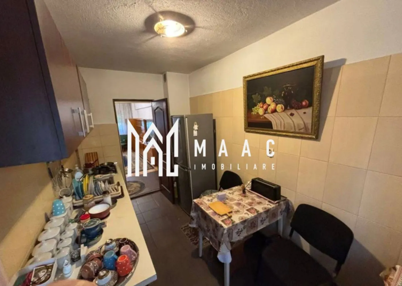 Apartament 4 camere | Ultracentral | Etaj 1 | Balcon | Polisano – Gară - Maac Imobiliare prezintă spre vânzare un apartament spațios, situat ultracentral, în zona Clinica Polisano – Gară, una dintre cele mai căutate locații din Sibiu.

Imobilul are o suprafață de 106 mp construiți și 85 mp utili, fiind compartimentat eficient astfel:

4 camere

bucătărie separată

2 băi

balcon

pivniță de aproximativ 10 mp

Apartamentul este situat la etajul 1 al unui imobil cu regim de înălțime P+2, construcție solidă din cărămidă, specifică clădirilor durabile din zonă.

Locuința a fost renovată integral în urmă cu câțiva ani și este foarte bine întreținută, oferind un ambient plăcut și funcțional. Se vinde exact cum se prezintă în poze, complet mobilată și utilată, fiind ideală pentru locuire imediată sau investiție.

Poziționarea ultracentrală asigură acces rapid către puncte de interes importante: instituții medicale, gară, mijloace de transport, magazine și zona centrală a orașului.

Pentru mai multe detalii sau pentru a programa o vizionare contactează - ne specificând ID: CP2869949