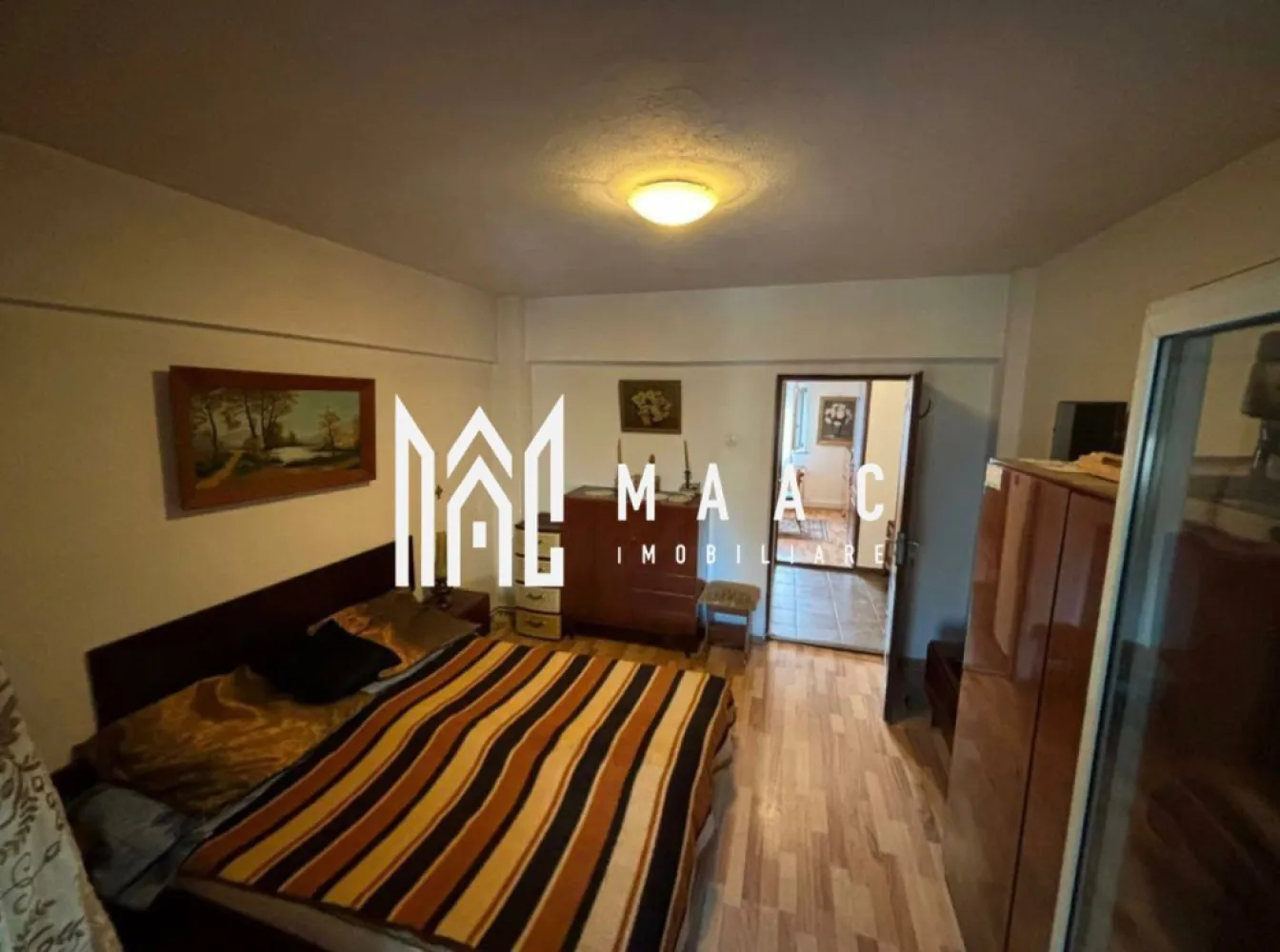 Apartament 4 camere | Ultracentral | Etaj 1 | Balcon | Polisano – Gară - Maac Imobiliare prezintă spre vânzare un apartament spațios, situat ultracentral, în zona Clinica Polisano – Gară, una dintre cele mai căutate locații din Sibiu.

Imobilul are o suprafață de 106 mp construiți și 85 mp utili, fiind compartimentat eficient astfel:

4 camere

bucătărie separată

2 băi

balcon

pivniță de aproximativ 10 mp

Apartamentul este situat la etajul 1 al unui imobil cu regim de înălțime P+2, construcție solidă din cărămidă, specifică clădirilor durabile din zonă.

Locuința a fost renovată integral în urmă cu câțiva ani și este foarte bine întreținută, oferind un ambient plăcut și funcțional. Se vinde exact cum se prezintă în poze, complet mobilată și utilată, fiind ideală pentru locuire imediată sau investiție.

Poziționarea ultracentrală asigură acces rapid către puncte de interes importante: instituții medicale, gară, mijloace de transport, magazine și zona centrală a orașului.

Pentru mai multe detalii sau pentru a programa o vizionare contactează - ne specificând ID: CP2869949
