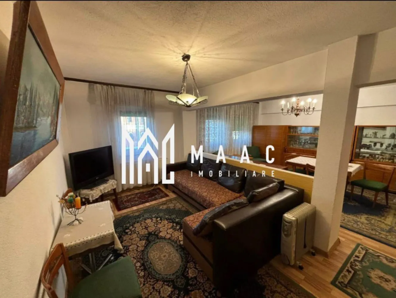 Apartament 4 camere | Ultracentral | Etaj 1 | Balcon | Polisano – Gară - Maac Imobiliare prezintă spre vânzare un apartament spațios, situat ultracentral, în zona Clinica Polisano – Gară, una dintre cele mai căutate locații din Sibiu.

Imobilul are o suprafață de 106 mp construiți și 85 mp utili, fiind compartimentat eficient astfel:

4 camere

bucătărie separată

2 băi

balcon

pivniță de aproximativ 10 mp

Apartamentul este situat la etajul 1 al unui imobil cu regim de înălțime P+2, construcție solidă din cărămidă, specifică clădirilor durabile din zonă.

Locuința a fost renovată integral în urmă cu câțiva ani și este foarte bine întreținută, oferind un ambient plăcut și funcțional. Se vinde exact cum se prezintă în poze, complet mobilată și utilată, fiind ideală pentru locuire imediată sau investiție.

Poziționarea ultracentrală asigură acces rapid către puncte de interes importante: instituții medicale, gară, mijloace de transport, magazine și zona centrală a orașului.

Pentru mai multe detalii sau pentru a programa o vizionare contactează - ne specificând ID: CP2869949