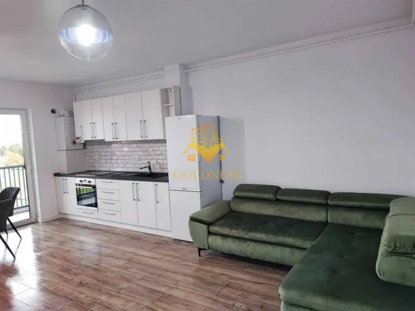 2 camere open space, Modern, Parcare, Vivo, Zona Oncos, Floresti - GOLDNESS Imobiliare vă propune spre închiriere un apartament cu 2 camere complet mobilat și utilat, la etajul 4 într-un imobil de 7 etaje, situat în Floresti.
Dispune de loc de parcare!
Se află în apropierea stațiilor de transport în comun, magazine, restaurante, spații verzi, farmacii, etc. 

Apartamentul este compartimentat astfel:
 - dormitor cu pat matrimonial, dressing, noptiere
 - living cu bucatarie open space complet utilată și mobilată, canapea extensibilă, loc de servit masa 
 - baie cu dus walk-in, calorifer port prosop și dulap pentru depozitare.
 - balcon de 7 mp.

Imobilul este dotat cu toate cele necesare- centrală proprie, frigider, aragaz, hotă, mașină de spălat haine, etc. 

Dacă sunteți interesați de acest apartament și doriți să îl vizionați, dar și pentru alte oferte nu ezitați să ne contactați telefonic sau prin e-mail. Vă stăm la dispoziție!
Pentru intermediere se percepe un comision de 50% din prețul chiriei!