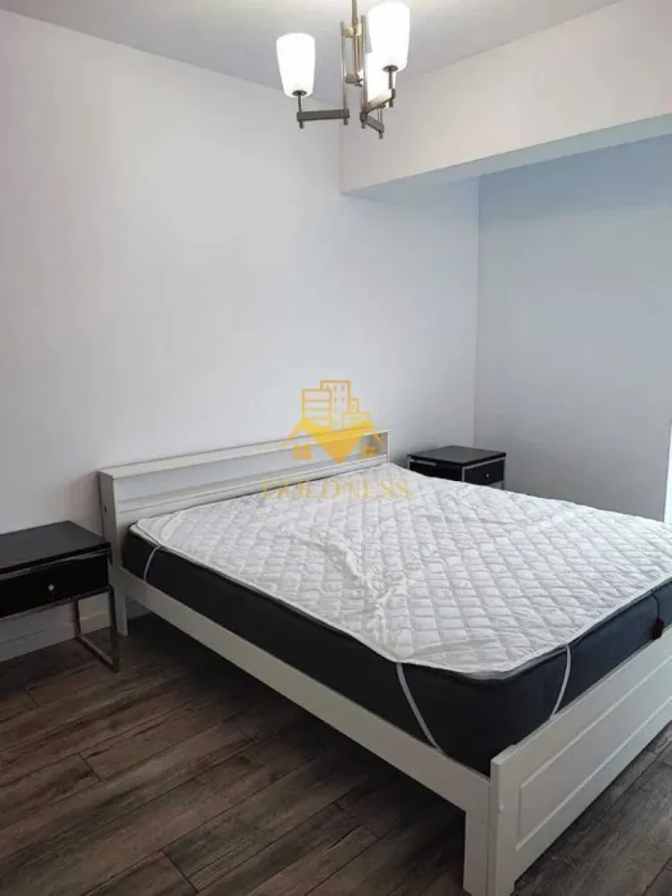 2 camere open space, Modern, Parcare, Vivo, Zona Oncos, Floresti - GOLDNESS Imobiliare vă propune spre închiriere un apartament cu 2 camere complet mobilat și utilat, la etajul 4 într-un imobil de 7 etaje, situat în Floresti.
Dispune de loc de parcare!
Se află în apropierea stațiilor de transport în comun, magazine, restaurante, spații verzi, farmacii, etc. 

Apartamentul este compartimentat astfel:
 - dormitor cu pat matrimonial, dressing, noptiere
 - living cu bucatarie open space complet utilată și mobilată, canapea extensibilă, loc de servit masa 
 - baie cu dus walk-in, calorifer port prosop și dulap pentru depozitare.
 - balcon de 7 mp.

Imobilul este dotat cu toate cele necesare- centrală proprie, frigider, aragaz, hotă, mașină de spălat haine, etc. 

Dacă sunteți interesați de acest apartament și doriți să îl vizionați, dar și pentru alte oferte nu ezitați să ne contactați telefonic sau prin e-mail. Vă stăm la dispoziție!
Pentru intermediere se percepe un comision de 50% din prețul chiriei!