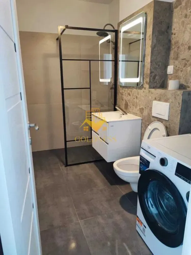 2 camere open space, Modern, Parcare, Vivo, Zona Oncos, Floresti - GOLDNESS Imobiliare vă propune spre închiriere un apartament cu 2 camere complet mobilat și utilat, la etajul 4 într-un imobil de 7 etaje, situat în Floresti.
Dispune de loc de parcare!
Se află în apropierea stațiilor de transport în comun, magazine, restaurante, spații verzi, farmacii, etc. 

Apartamentul este compartimentat astfel:
 - dormitor cu pat matrimonial, dressing, noptiere
 - living cu bucatarie open space complet utilată și mobilată, canapea extensibilă, loc de servit masa 
 - baie cu dus walk-in, calorifer port prosop și dulap pentru depozitare.
 - balcon de 7 mp.

Imobilul este dotat cu toate cele necesare- centrală proprie, frigider, aragaz, hotă, mașină de spălat haine, etc. 

Dacă sunteți interesați de acest apartament și doriți să îl vizionați, dar și pentru alte oferte nu ezitați să ne contactați telefonic sau prin e-mail. Vă stăm la dispoziție!
Pentru intermediere se percepe un comision de 50% din prețul chiriei!