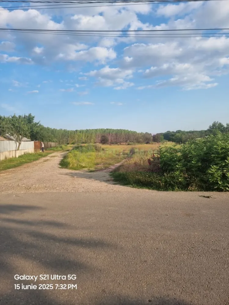 Se vinde teren 2150 mp in Teisori Giurgiu - Compania imobiliara Apulum94 are placerea de a va propune spre vanzare un teren situat vizavi de scoala in sat Teisori, de 2150 mp cu deschidere 42 m 

Terenul este pretabil pentru constructie ansamblu rezidential sau depozitare. 

Utilitatile din fata terenului sunt prezente. 

Pentru mai multe detalii despre oferta prezentata sau alte oferte similare, astept cu maxim interes sa ma contactati la numarul de telefon din anunt sau pe Whatsapp 

Cu respect, 

Aurelian Popescu / 0733.683.456
Apulum94 - Un partener de cursa lunga!