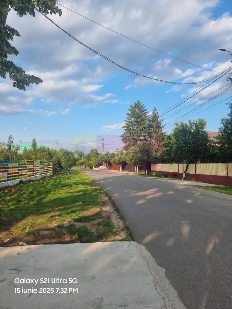 Se vinde teren 2150 mp in Teisori Giurgiu - Compania imobiliara Apulum94 are placerea de a va propune spre vanzare un teren situat vizavi de scoala in sat Teisori, de 2150 mp cu deschidere 42 m 

Terenul este pretabil pentru constructie ansamblu rezidential sau depozitare. 

Utilitatile din fata terenului sunt prezente. 

Pentru mai multe detalii despre oferta prezentata sau alte oferte similare, astept cu maxim interes sa ma contactati la numarul de telefon din anunt sau pe Whatsapp 

Cu respect, 

Aurelian Popescu / 0733.683.456
Apulum94 - Un partener de cursa lunga!