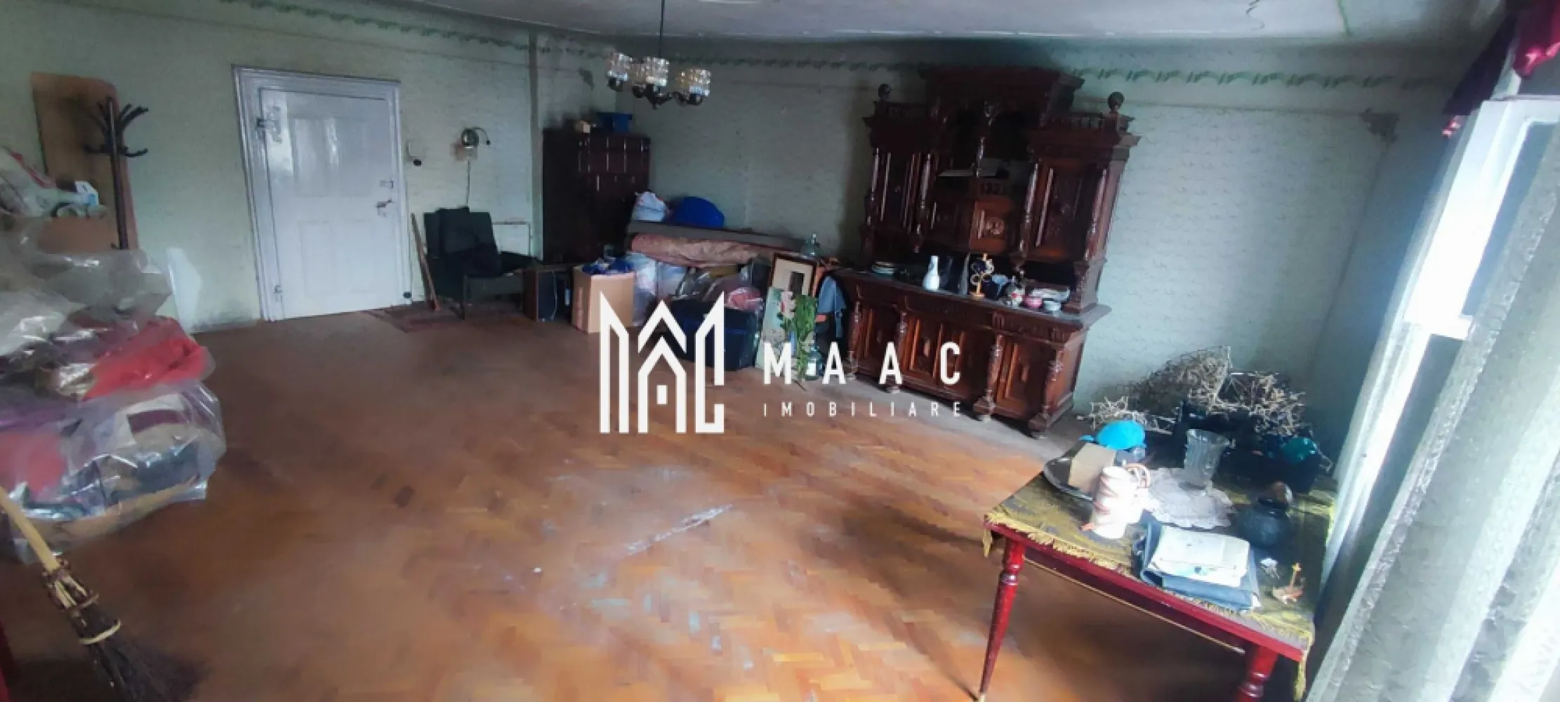 Apartament la casa | 3 camere | Etaj 1 | 85 MPU | Ultracantral - MAAC Imobiliare vă propune spre vânzare un apartament ultracentral, cu valoare istorică, situat în Piața Schiller – strada Tipografilor, una dintre cele mai apreciate și încărcate de istorie zone ale Sibiului.

Proprietatea face parte dintr-o clădire istorică, compusă din 4 garsoniere și 1 apartament (toate exploatate anterior în regim hotelier), iar apartamentul oferit reprezintă ultima unitate disponibilă din imobil.

 Detalii proprietate:

Suprafață utilă apartament: 85 mp

Compartimentare:

Cameră 1: 45 mp
Cameră 2: 22 mp
Bucătărie: 18 mp

 Spații suplimentare incluse:

Pod generos: aprox. 90 mp
Două spații la demisol: aprox. 40 mp (în total)
Garaj în curtea interioară

 Valoare arhitecturală și istorică:

Apartamentul impresionează prin arhitectura interioară originală, în special prin tavanele înalte și detaliile decorative
Conform unor surse istorice și documente neoficiale, imobilul ar fi fost locuit temporar, în perioada celui de-Al Doilea Război Mondial, de un ofițer german de rang înalt, aspect ce conferă proprietății o rezonanță istorică aparte

 Opțiuni de vânzare:

Vânzare în stadiul actual, exact cum reiese din fotografii
Vânzare complet renovată, conform cerințelor și preferințelor viitorului proprietar (renovare personalizată)

 Destinații posibile:

Locuință exclusivistă ultracentrală
Investiție pentru regim hotelier / turistic
Birouri, spații culturale sau rezidențiale cu caracter special

Pentru mai multe detalii sau programarea unei vizionări, nu ezitați să ne contactați specificand ID: CP2878170
