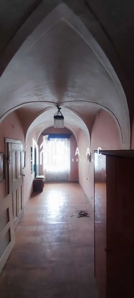 Apartament la casa | 3 camere | Etaj 1 | 85 MPU | Ultracantral - MAAC Imobiliare vă propune spre vânzare un apartament ultracentral, cu valoare istorică, situat în Piața Schiller – strada Tipografilor, una dintre cele mai apreciate și încărcate de istorie zone ale Sibiului.

Proprietatea face parte dintr-o clădire istorică, compusă din 4 garsoniere și 1 apartament (toate exploatate anterior în regim hotelier), iar apartamentul oferit reprezintă ultima unitate disponibilă din imobil.

 Detalii proprietate:

Suprafață utilă apartament: 85 mp

Compartimentare:

Cameră 1: 45 mp
Cameră 2: 22 mp
Bucătărie: 18 mp

 Spații suplimentare incluse:

Pod generos: aprox. 90 mp
Două spații la demisol: aprox. 40 mp (în total)
Garaj în curtea interioară

 Valoare arhitecturală și istorică:

Apartamentul impresionează prin arhitectura interioară originală, în special prin tavanele înalte și detaliile decorative
Conform unor surse istorice și documente neoficiale, imobilul ar fi fost locuit temporar, în perioada celui de-Al Doilea Război Mondial, de un ofițer german de rang înalt, aspect ce conferă proprietății o rezonanță istorică aparte

 Opțiuni de vânzare:

Vânzare în stadiul actual, exact cum reiese din fotografii
Vânzare complet renovată, conform cerințelor și preferințelor viitorului proprietar (renovare personalizată)

 Destinații posibile:

Locuință exclusivistă ultracentrală
Investiție pentru regim hotelier / turistic
Birouri, spații culturale sau rezidențiale cu caracter special

Pentru mai multe detalii sau programarea unei vizionări, nu ezitați să ne contactați specificand ID: CP2878170