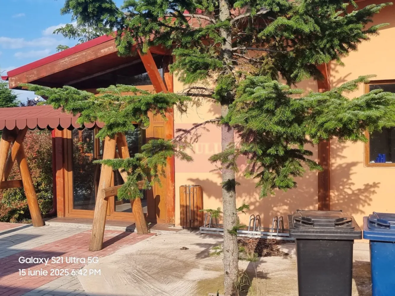 TEISORI (JUD. GIURGIU) - DE VZ CASA OASPETI + ANEXE - Compania Imobiliara Apulum94 va propune spre vanzare un complex de cazare nou, frumos, spatios, complet utilat, situat in sat Teisori, com. Bulbucata, Jud. Giurgiu.

Zona este foarte frumoasa, la 32 km / 50 minute de Bucuresti, locatia este cu potential foarte mare dpdv al oportunitatilor oferite antreprenorilor cu imaginatie.

Descrriere scurta: la strada este un salon de 30 ml cu 3,5 ml din care se întra într-o alta incapere de 7,5 m latime cu 40 lungime, cu bai , spațiu pt bucătărie, spațiu pt sala de mese, spațiu pt birouri, spațiu pt contabilitate, spațiu pt sala de fitness, trei corpuri de dormitoare a câte 6 paturi cu bai proprii..
Curtea e pavata, are 2 intrari, are si spațiu verde cu parcări pt auto normale (inclusiv pt auto electrice), cabina pt agent de paza, zona de gratar și grupuri sanitare la exterior.

Cladirea se potriveste cu precadere unitatilor de cazare turistica, insa poate oferi oportunitati si poate fi adaptata si pentru alte forme de afaceri. 

O precizare foarte importanta: complexul se vinde in intregime, nu fractionat.

Comision zero la cumparator!!!

Pentru mai multe detalii despre oferta prezentata sau alte oferte similare, astept cu maxim interes sa ma contactati .

Cu respect,
Aurelian Popescu / 0733.683.456
Apulum94 - Un partener de cursa lunga!