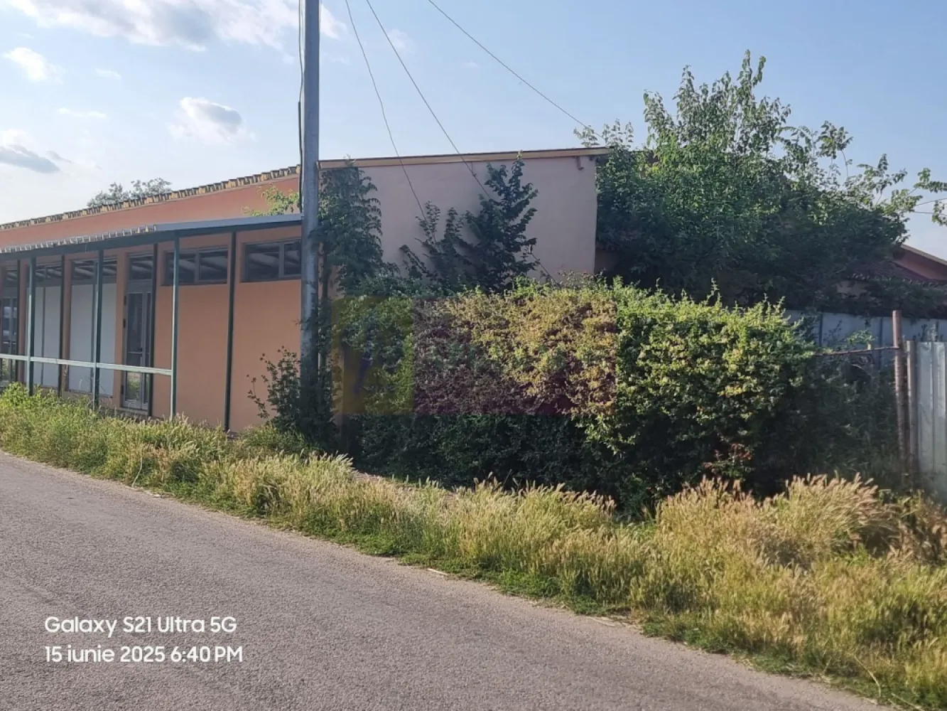 TEISORI (JUD. GIURGIU) - DE VZ CASA OASPETI + ANEXE - Compania Imobiliara Apulum94 va propune spre vanzare un complex de cazare nou, frumos, spatios, complet utilat, situat in sat Teisori, com. Bulbucata, Jud. Giurgiu.

Zona este foarte frumoasa, la 32 km / 50 minute de Bucuresti, locatia este cu potential foarte mare dpdv al oportunitatilor oferite antreprenorilor cu imaginatie.

Descrriere scurta: la strada este un salon de 30 ml cu 3,5 ml din care se întra într-o alta incapere de 7,5 m latime cu 40 lungime, cu bai , spațiu pt bucătărie, spațiu pt sala de mese, spațiu pt birouri, spațiu pt contabilitate, spațiu pt sala de fitness, trei corpuri de dormitoare a câte 6 paturi cu bai proprii..
Curtea e pavata, are 2 intrari, are si spațiu verde cu parcări pt auto normale (inclusiv pt auto electrice), cabina pt agent de paza, zona de gratar și grupuri sanitare la exterior.

Cladirea se potriveste cu precadere unitatilor de cazare turistica, insa poate oferi oportunitati si poate fi adaptata si pentru alte forme de afaceri. 

O precizare foarte importanta: complexul se vinde in intregime, nu fractionat.

Comision zero la cumparator!!!

Pentru mai multe detalii despre oferta prezentata sau alte oferte similare, astept cu maxim interes sa ma contactati .

Cu respect,
Aurelian Popescu / 0733.683.456
Apulum94 - Un partener de cursa lunga!