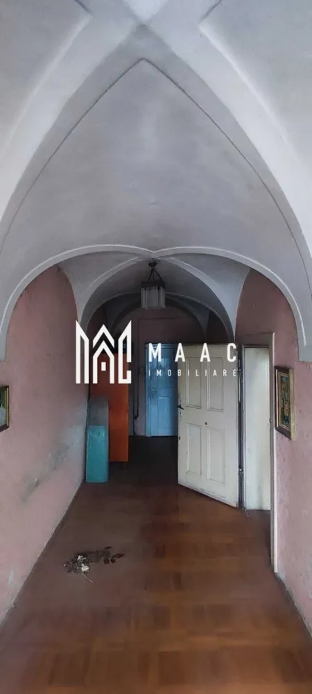 Apartament la casa | 3 camere | Etaj 1 | 85 MPU | Ultracantral - MAAC Imobiliare vă propune spre vânzare un apartament ultracentral, cu valoare istorică, situat în Piața Schiller – strada Tipografilor, una dintre cele mai apreciate și încărcate de istorie zone ale Sibiului.

Proprietatea face parte dintr-o clădire istorică, compusă din 4 garsoniere și 1 apartament (toate exploatate anterior în regim hotelier), iar apartamentul oferit reprezintă ultima unitate disponibilă din imobil.

 Detalii proprietate:

Suprafață utilă apartament: 85 mp

Compartimentare:

Cameră 1: 45 mp
Cameră 2: 22 mp
Bucătărie: 18 mp

 Spații suplimentare incluse:

Pod generos: aprox. 90 mp
Două spații la demisol: aprox. 40 mp (în total)
Garaj în curtea interioară

 Valoare arhitecturală și istorică:

Apartamentul impresionează prin arhitectura interioară originală, în special prin tavanele înalte și detaliile decorative
Conform unor surse istorice și documente neoficiale, imobilul ar fi fost locuit temporar, în perioada celui de-Al Doilea Război Mondial, de un ofițer german de rang înalt, aspect ce conferă proprietății o rezonanță istorică aparte

 Opțiuni de vânzare:

Vânzare în stadiul actual, exact cum reiese din fotografii
Vânzare complet renovată, conform cerințelor și preferințelor viitorului proprietar (renovare personalizată)

 Destinații posibile:

Locuință exclusivistă ultracentrală
Investiție pentru regim hotelier / turistic
Birouri, spații culturale sau rezidențiale cu caracter special

Pentru mai multe detalii sau programarea unei vizionări, nu ezitați să ne contactați specificand ID: CP2878170