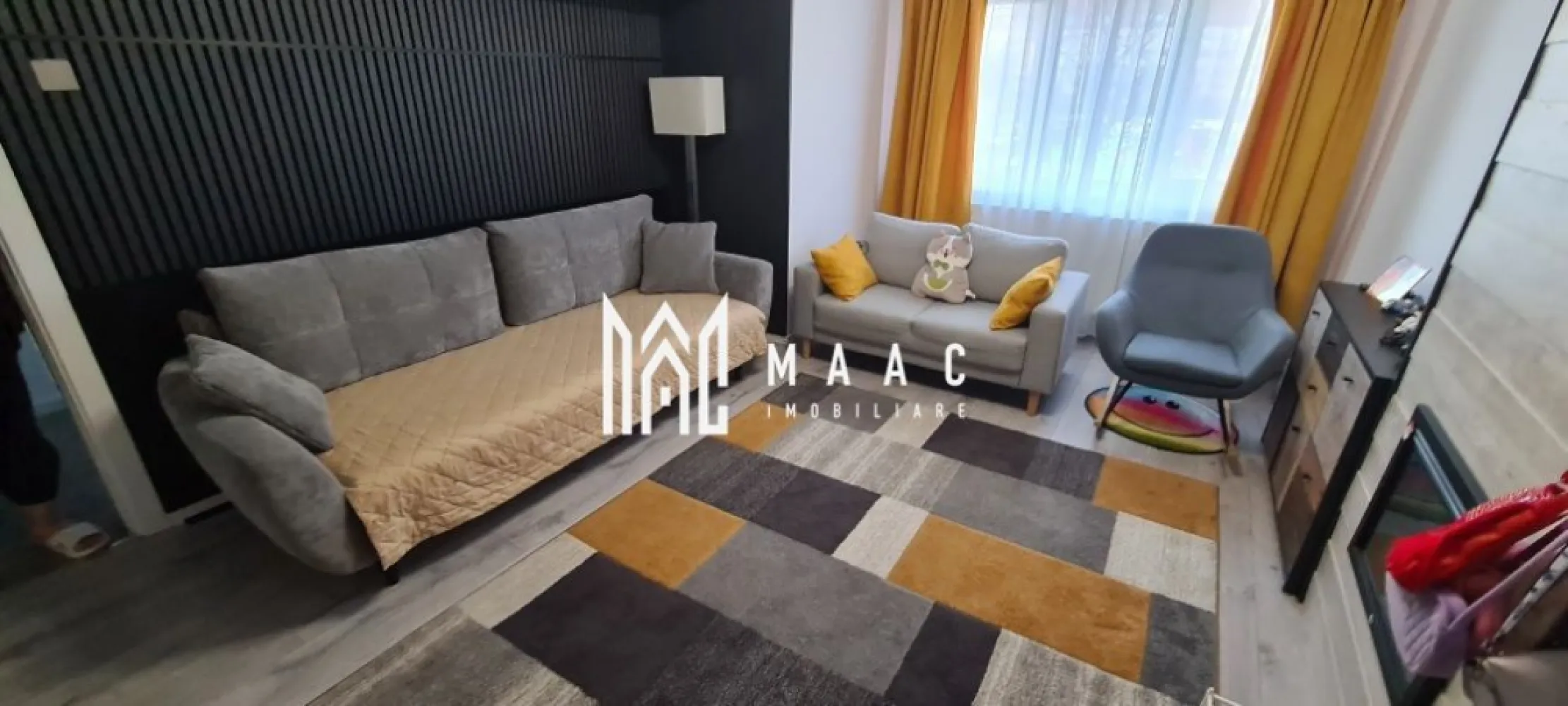 Apartament 2 camere | Etaj 1 | Balcon | 54 MPU | Vasile Aaron - MAAC Imobiliare vă propune spre vânzare un apartament cu 2 camere, decomandat, situat în zona Vasile Aaron, la etajul 1 al unui imobil.

 Detalii proprietate:

Suprafață utilă: 54 mp
Etaj: 1
Compartimentare:
Living
Dormitor
Bucătărie separată
Baie

 Renovări și îmbunătățiri:

Apartamentul a fost complet renovat în anul 2021
Instalație electrică schimbată integral
Podea izolată
Șapă turnată în întregul apartament (există fotografii din timpul renovării)
Locuință gata de mutare, fără necesar de investiții imediate

 Alte informații:

Se vinde parțial mobilat și utilat
Compartimentare practică și funcțională
Zonă cu acces rapid la magazine, școli și transport în comun

Pentru mai multe detalii sau programarea unei vizionări, nu ezitați să ne contactați specificand ID: CP2882511