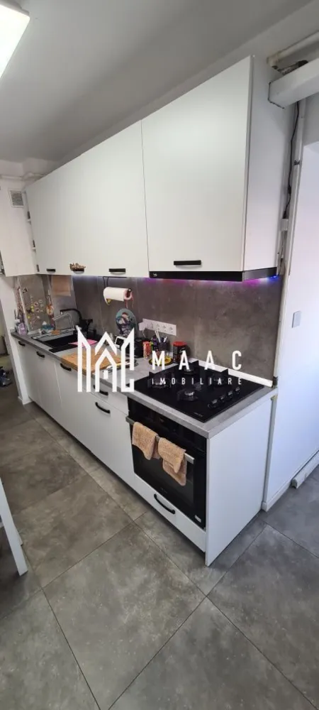 Apartament 2 camere | Etaj 1 | Balcon | 54 MPU | Vasile Aaron - MAAC Imobiliare vă propune spre vânzare un apartament cu 2 camere, decomandat, situat în zona Vasile Aaron, la etajul 1 al unui imobil.

 Detalii proprietate:

Suprafață utilă: 54 mp
Etaj: 1
Compartimentare:
Living
Dormitor
Bucătărie separată
Baie

 Renovări și îmbunătățiri:

Apartamentul a fost complet renovat în anul 2021
Instalație electrică schimbată integral
Podea izolată
Șapă turnată în întregul apartament (există fotografii din timpul renovării)
Locuință gata de mutare, fără necesar de investiții imediate

 Alte informații:

Se vinde parțial mobilat și utilat
Compartimentare practică și funcțională
Zonă cu acces rapid la magazine, școli și transport în comun

Pentru mai multe detalii sau programarea unei vizionări, nu ezitați să ne contactați specificand ID: CP2882511