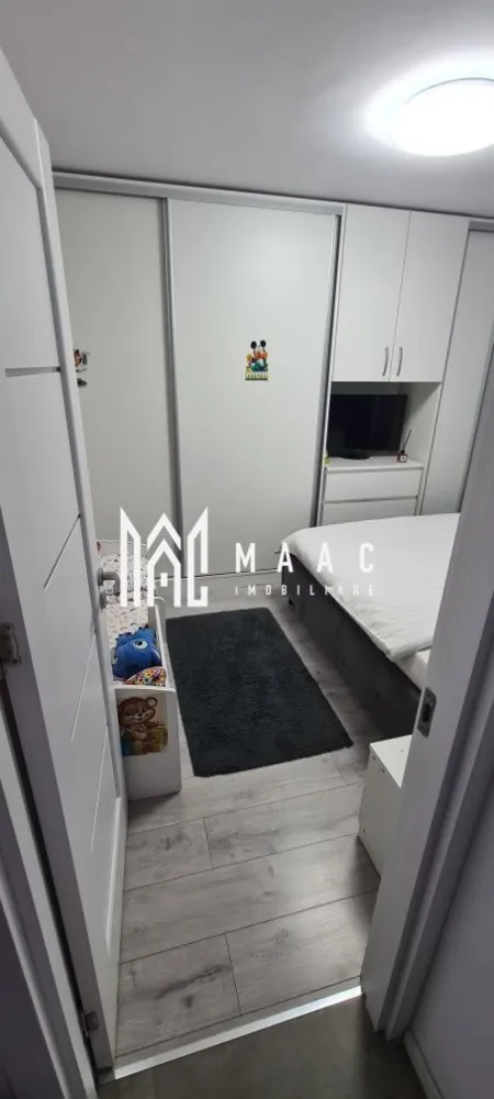 Apartament 2 camere | Etaj 1 | Balcon | 54 MPU | Vasile Aaron - MAAC Imobiliare vă propune spre vânzare un apartament cu 2 camere, decomandat, situat în zona Vasile Aaron, la etajul 1 al unui imobil.

 Detalii proprietate:

Suprafață utilă: 54 mp
Etaj: 1
Compartimentare:
Living
Dormitor
Bucătărie separată
Baie

 Renovări și îmbunătățiri:

Apartamentul a fost complet renovat în anul 2021
Instalație electrică schimbată integral
Podea izolată
Șapă turnată în întregul apartament (există fotografii din timpul renovării)
Locuință gata de mutare, fără necesar de investiții imediate

 Alte informații:

Se vinde parțial mobilat și utilat
Compartimentare practică și funcțională
Zonă cu acces rapid la magazine, școli și transport în comun

Pentru mai multe detalii sau programarea unei vizionări, nu ezitați să ne contactați specificand ID: CP2882511