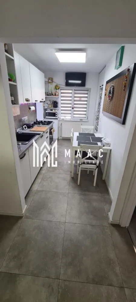 Apartament 2 camere | Etaj 1 | Balcon | 54 MPU | Vasile Aaron - MAAC Imobiliare vă propune spre vânzare un apartament cu 2 camere, decomandat, situat în zona Vasile Aaron, la etajul 1 al unui imobil.

 Detalii proprietate:

Suprafață utilă: 54 mp
Etaj: 1
Compartimentare:
Living
Dormitor
Bucătărie separată
Baie

 Renovări și îmbunătățiri:

Apartamentul a fost complet renovat în anul 2021
Instalație electrică schimbată integral
Podea izolată
Șapă turnată în întregul apartament (există fotografii din timpul renovării)
Locuință gata de mutare, fără necesar de investiții imediate

 Alte informații:

Se vinde parțial mobilat și utilat
Compartimentare practică și funcțională
Zonă cu acces rapid la magazine, școli și transport în comun

Pentru mai multe detalii sau programarea unei vizionări, nu ezitați să ne contactați specificand ID: CP2882511