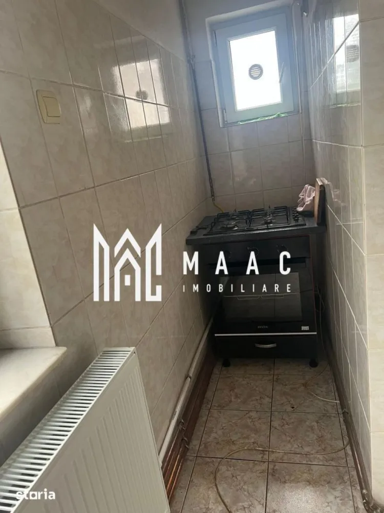 Apartament 3 cam | Zona Nord | Etaj 3 | 66 mpu - MAAC Imobiliare vă propune spre vânzare un apartament decomandat cu 3 camere, situat într-o zonă excelentă din Râmnicu Vâlcea, în apropierea Spitalului Județean și a Liceului Pedagogic. Proprietatea este amplasată la etajul 3 din 4 și reprezintă alegerea ideală pentru o familie care își dorește confort, liniște și acces rapid către toate facilitățile importante ale orașului.
Apartamentul a fost renovat complet în anul 2019, beneficiind de îmbunătățiri moderne și finisaje de calitate, fiind pregătit pentru mutare imediată. Se vinde mobilat și utilat exact ca în fotografii, cu excepția bibliotecii și a dulapului din lemn masiv.
Caracteristici:
Apartament cu 3 camere decomandat
Etaj 3 din 4
Zonă liniștită și bine conectată
Renovat complet în 2019
Ideal pentru familie
Balcon parțial deschis
Locuri de parcare disponibile pentru riverani
Compartimentare:
Living spațios și luminos
2 dormitoare confortabile
Bucătărie practică și modern amenajată
Baie
Hol generos
Balcon parțial deschis
Dotări:
Tâmplărie PVC triplu stratificat
Ușă metalică
Centrală termică pe gaz cu conexiune WiFi
Gresie nouă
Parchet recondiționat prin șlefuire
Instalație electrică nouă
Mobilier realizat pe comandă
Electrocasnice mari noi
Complet mobilat și utilat
Avantaje:
Poziționare excelentă, aproape de:
Spitalul Județean Vâlcea
Liceul Pedagogic
Școli și grădinițe
Piață și magazine
Zonă liniștită, ideală pentru familie
Mutare fără investiții suplimentare
Compartimentare eficientă și spații generoase
Această proprietate este ideală pentru o familie cu 3 sau mai mulți membri, oferind confort, funcționalitate și acces rapid către toate punctele de interes ale orașului.
Pentru mai multe informații și programarea unei vizionări, echipa MAAC Imobiliare vă stă la dispoziție. ID 3099628