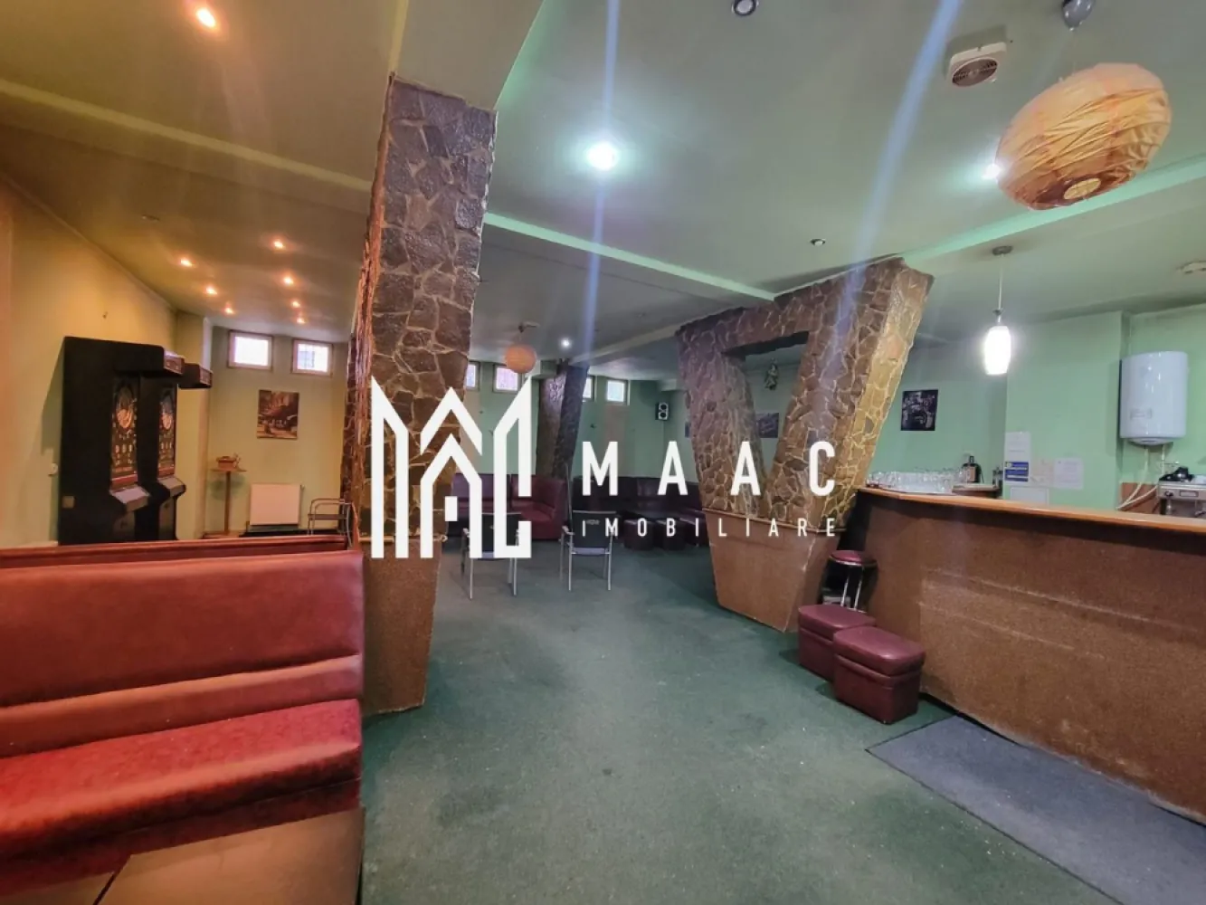 Spatiu comercial | Centru | 140 mp | Terasa 91 mp | Loc parcare - MAAC Imobiliare vă propune spre închiriere un spațiu comercial generos, situat ultracentral în Brezoi, la parter de bloc, într-o zonă cu vizibilitate foarte bună și acces facil. Proprietatea este amplasată în zona KM 0, aproape de magazinul Annabella, fiind ideală pentru diverse activități comerciale, birouri, servicii sau showroom.
Spațiul beneficiază de o suprafață utilă de 140 mp și o terasă generoasă de 91 mp, oferind multiple posibilități de amenajare și desfășurare a activității într-un cadru modern și accesibil.
Caracteristici:
Spațiu comercial de închiriat
Suprafață utilă de 140 mp
Terasă de 91 mp
Situat la parter de bloc
Poziționare centrală – KM 0 Brezoi
Ideal pentru activități comerciale sau birouri, clinica medicala
Disponibil pentru închiriere pe termen lung
Compartimentare:Spațiu open-space generos
2 băi
Terasă exterioară spațioasă
Acces facil direct din stradă
Dotări și beneficii:
1 loc de parcare inclus
Vizibilitate foarte bună
Acces rapid pietonal și auto
Spațiu versatil și ușor de amenajat
Zonă circulată și bine conectată
Avantaje:
Poziționare excelentă, aproape de Annabella
Ideal pentru cafenea, restaurant, birouri, clinică, salon sau magazin
Terasă generoasă pentru activități comerciale
Închiriere pe perioadă lungă
Acces facil către principalele puncte de interes din Brezoi
Zonă cu trafic și potențial comercial foarte bun
Pentru mai multe informații și programarea unei vizionări, echipa MAAC Imobiliare vă stă la dispoziție.ID 3107702